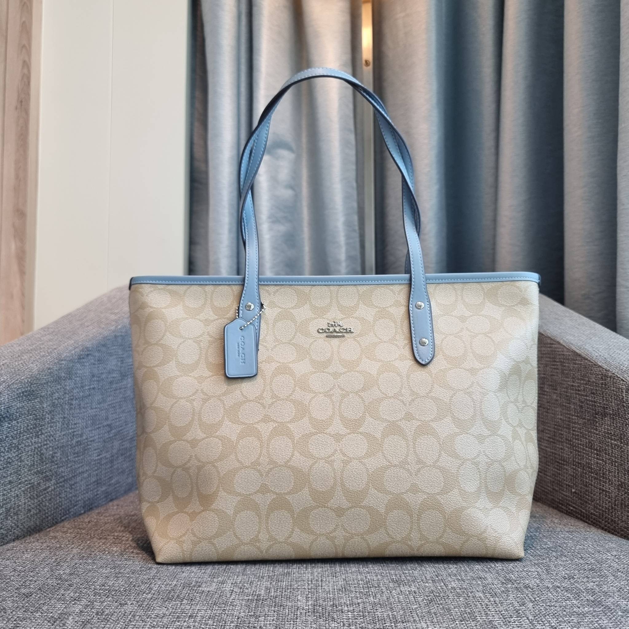 OUTLET 】COACH F58292 CITY ZIP TOTE IN SIGNATURE 16" รุ่นขายดี!! ไซส์ใหญ่ สีสวยมาให้แบบจัดเต็ม!! กระเป๋าถือทรงโท้ทใบใหญ่ สวยน่าใช้ทุกสี สะพายคล้องไหล่ได้เก๋ๆ จุของแน่นๆไปเลยจ้า!! วัสดุหนังแคนวาสคุณภาพ ปากกระเป๋าเปิด-ปิดด้วยซิป กันของหล่นได้ ถือไปไหนก็