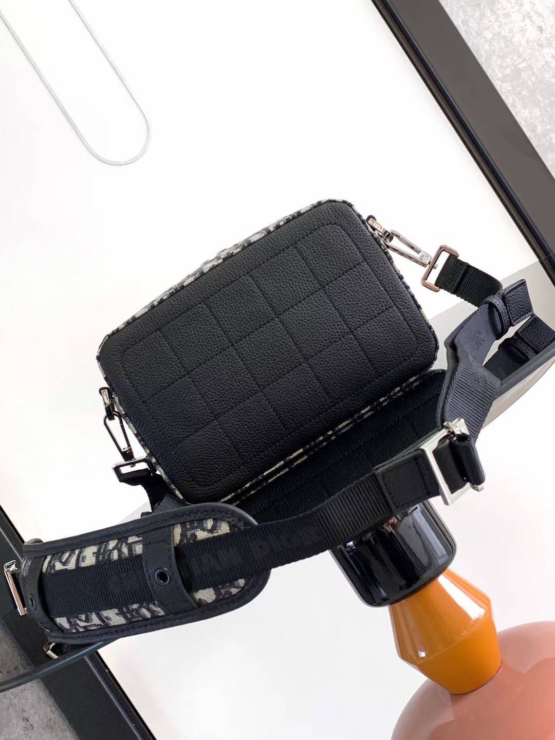 Dior Safari Square Oblique Messenger Bag / DIOR SAFARI MESSENGER OBLIQUE พร้อมส่ง กระเป๋าสะพายทรงแมสเซ็นเจอร์ ที่หนุ่มๆไม่ควรพลาด สวยหรูหราเป็นเอกลักษณ์แบรนด์ **สินค้าเกรดท็อปออริจินอล 1:1 สลับแท้ เกรดดีสุด