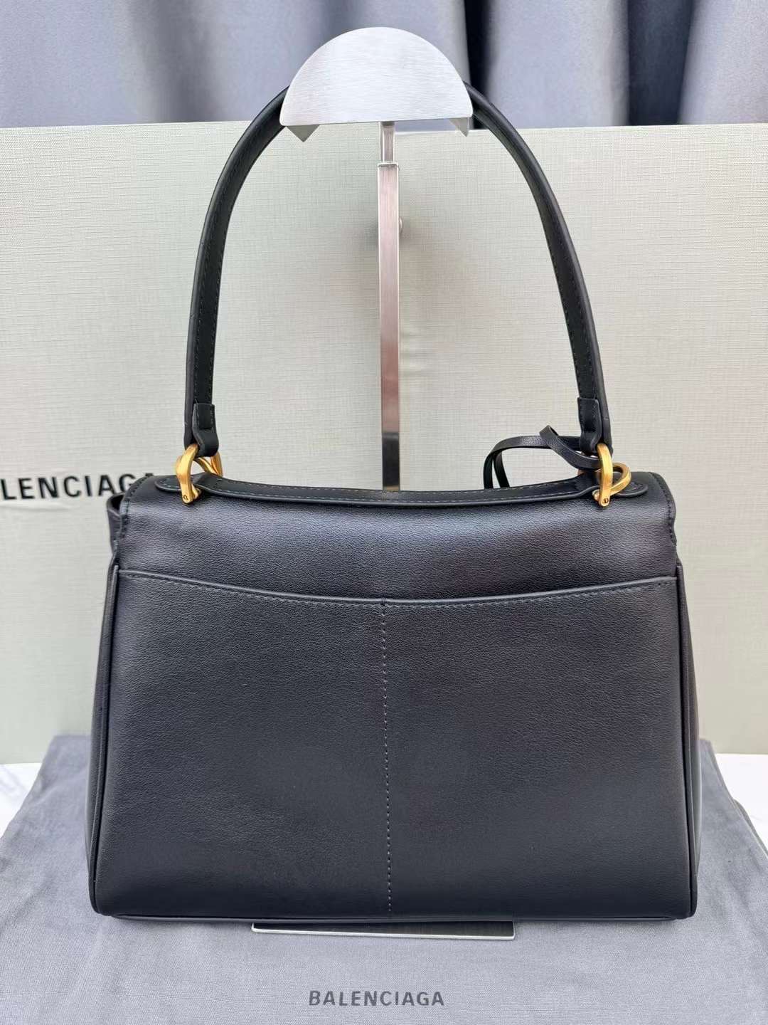 Balenciaga Rodeo Small Handbag in Black 25cm กระเป๋าสะพายหนังเรียบผิวสัมผัสนุ่มสบายผิว ดีไซน์เรียบหรูตามเอกลักษณ์ของแบรนด์ ภายในโล่งกว้าง จุของได้เยอะ