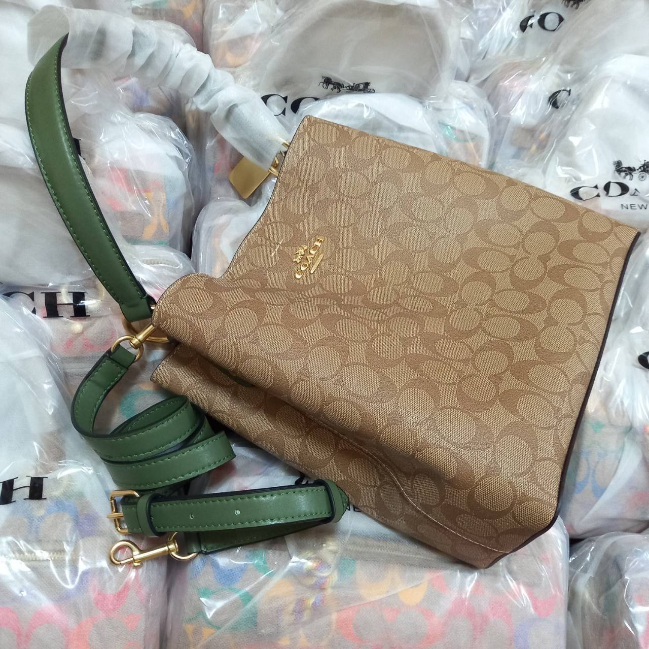 ใบใหญ่ 10" COACH TOWN BUCKET BAG IN SIGNATURE CANVAS (COACH 91512) 🌺 เป็นสีที่ขายดีมากๆ และหายากมากๆด้วย!! //ขนาด 10 นิ้ว ใส่ของได้จุใจ!! //กระเป๋าสะพายข้าง //วัสดุหนังแคนวาสอย่างดี หนังสวย อยู่ทรง มีสายสะพายยาว ใช้สะพายเป็นคลอสบอดี้ได้ สายยา