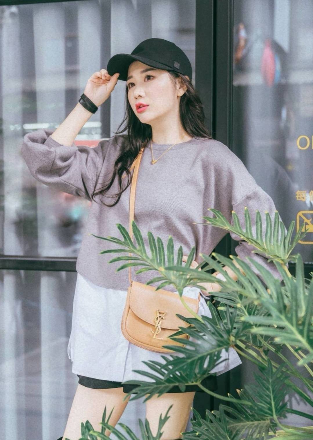 VIP 🥂 สีใหม่พร้อมส่ง! Saint Laurent Kaia Small YSL Plaque Leather Cross Body Bag / YVES SAINT LAURENT YSL BAG VIP วัสดุ Calfskin หนังเรียบอยู่ทรงเปิดปิดด้วยฝาปิดโลโก้แบรนด์อะไหล่ทอง ภายในโล่งมีโลโก้และช่องย่อยสามารถใส่มือถือของใช้จุกจิกได้เยอะ สาย