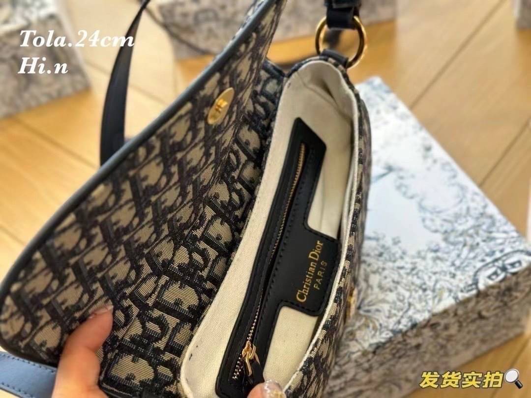 DIOR Small CD Besace Bag กระเป๋าสะพายทรงสวย ดีไซน์โลโก้โดดเด่นและหรูหรา ผ้าแจ็กการ์ดสวยเด่นเป็นเอกลักษณ์ ดีเทลดูดีมีกิมมิคในตัว สะพายทำงาน ไปเที่ยว ไปเดท ได้ทุกโมเมนต์ เป็นไอเท็มที่ควรมีไว้ติดบ้านอีกใบเลยน้า