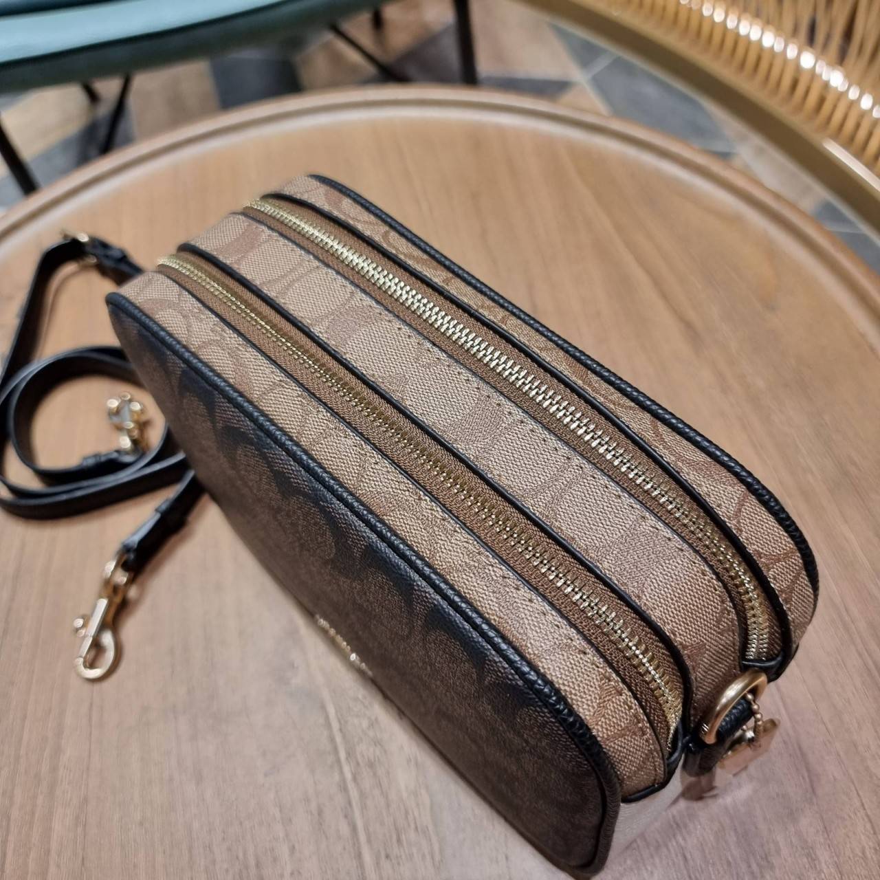 ใครที่รออยู่ห้ามพลาดเลยจร้าา! COACH JES CROSSBODY IN BLOCKED SIGNATURE CANVAS ((1767)) พร้อมส่งอีกครั้ง สินค้าขายดี กระเป๋าสะพายครอสบอดี้ร์หรือสะพายข้างได้ หนังแท้อย่างดีค่ะ 🔺สีหนังของรุ่นนี้ผสมกันได้ลงตัวดูดีมากๆทีเดียวค่ะ กระเป๋าแบบ2ช่องซิป ภายใ