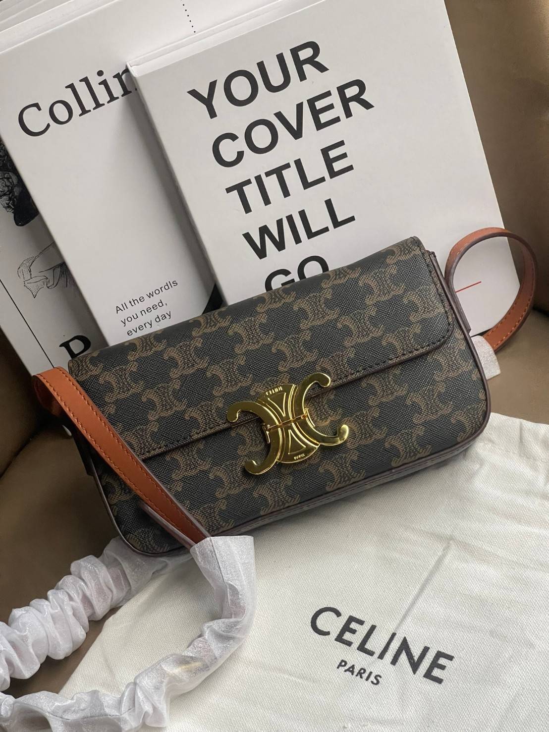 CELINE TRIOMPHE SHOULDER BAG IN TRIOMPHE อีกหนึ่งผลงานการออกแบบของ Hedi Slimane ที่ได้ดึงเอาเอกลักษณ์ต่าง ๆ ของ CELINE ออกมาและทำการตีความหมายใหม่จนได้กระเป๋าเรียบหรูและดูทันสมัย ให้คุณเลือกสะพายในชีวิตประจำวันเข้ากับการแต่งตัวสบาย ๆ หรือจะสะพายออกงานปาร์