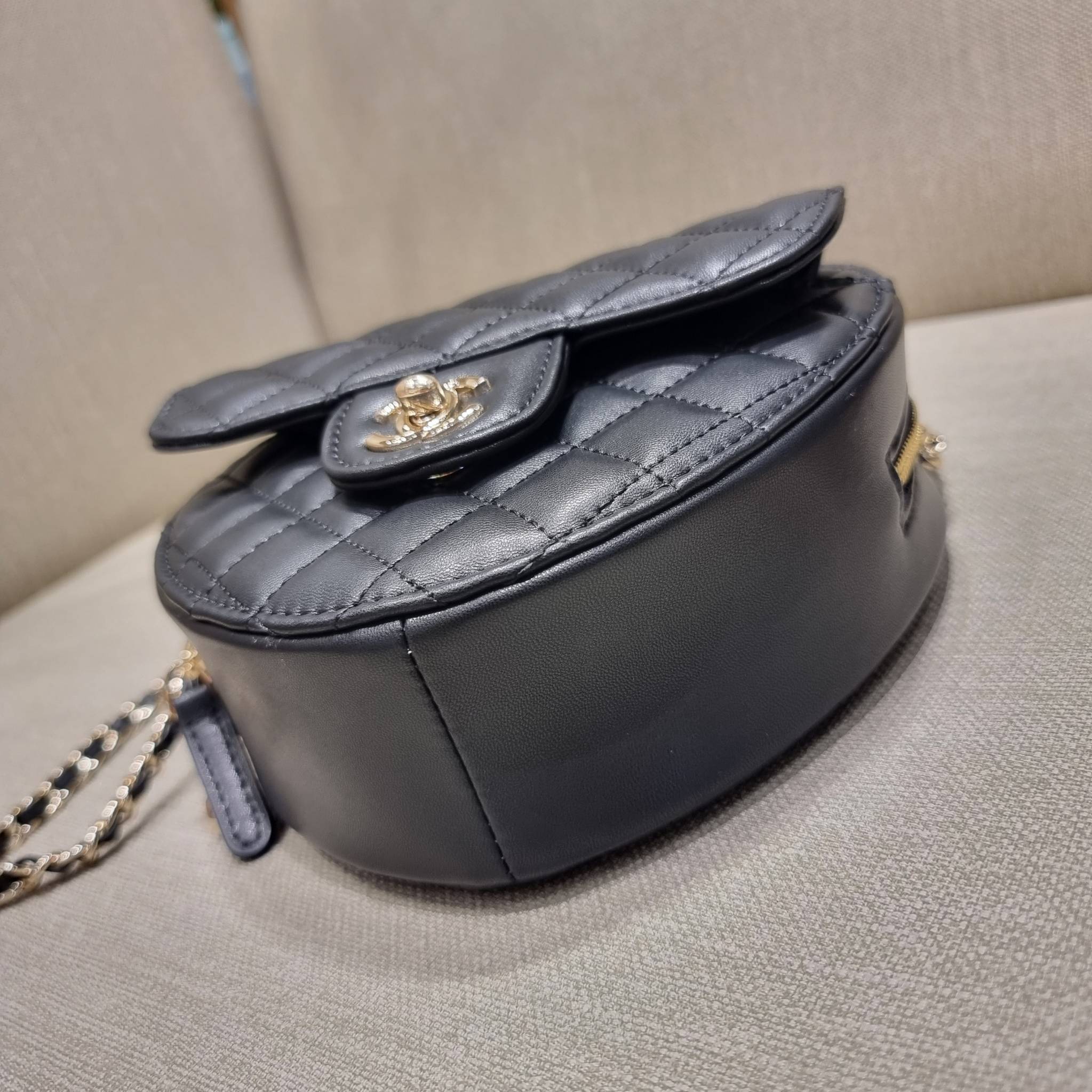 VIP 🥂 CHANEL Heart Bag Lambskin & Gold-Tone Meta ใหม่มาก สวยมาก มงมาก!! กระเป๋าสะพายสุดคิ้วท์ ที่ดีไซน์รูปทรงหัวใจไม่ซ้ำใคร น่ารักทุกสี น่าใช้ไปเลยแม่!! วัสดุหนังแกะฟอกสี เปิด-ปิดด้วยซิป ด้านหน้ามีช่องเก็บของจุกจิก ภายในเป็นช่องโล่ง ใส่มือถือ ใส่ก