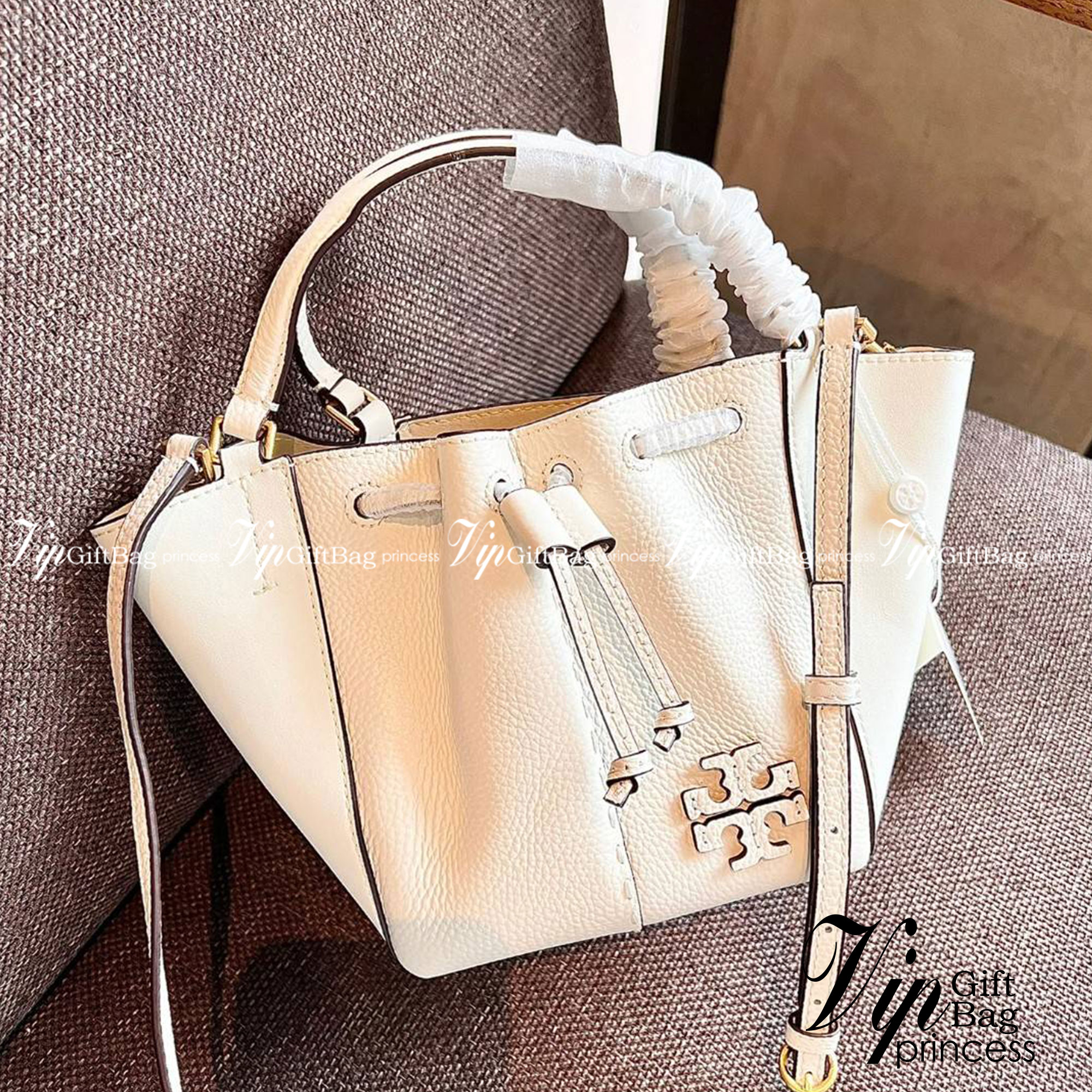 TORY BURCH MCGRAW DRAGONFLY MINI SATCHEL ((90474)) พร้อมส่งที่ไทย แนะนำต้องมีติดตัว สวยมากๆ! กระเป๋าหิ้วหรือสะพายข้างได้ หนังแกะนิ่มสวย อย่างดีเลยค่ะ ดีเทลด้านหน้าแบบหูรูด ปากกระเป๋าเปิดปิดแบบกระดุมแปลก ภายในโล่งกว้าง ใส่ของได้ครบครันหายห่วงค่ะ; มีช่องให้