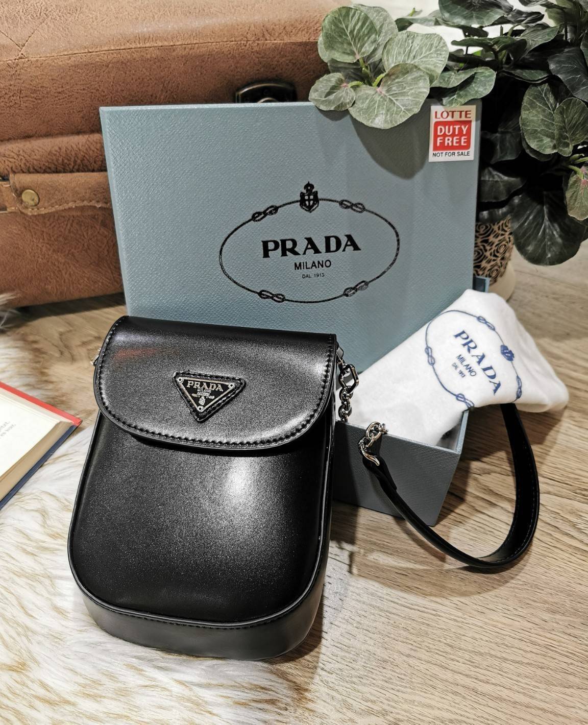 พรีเมี่ยมกิ๊ฟแท้ 100% 】Prada Leather Crossbody Bag Gift With Purchase (GWP) พรีเมี่ยมกิ้ฟรุ่นใหม่ล่าสุดจาก Prada Perfume DutyFree Counter หนังเรียบสวยอยู่ทรงด้านหน้าประดับโลโก้แบรนด์เปิดปิดด้วยฝาปิดกระดุมแม่เหล็ก