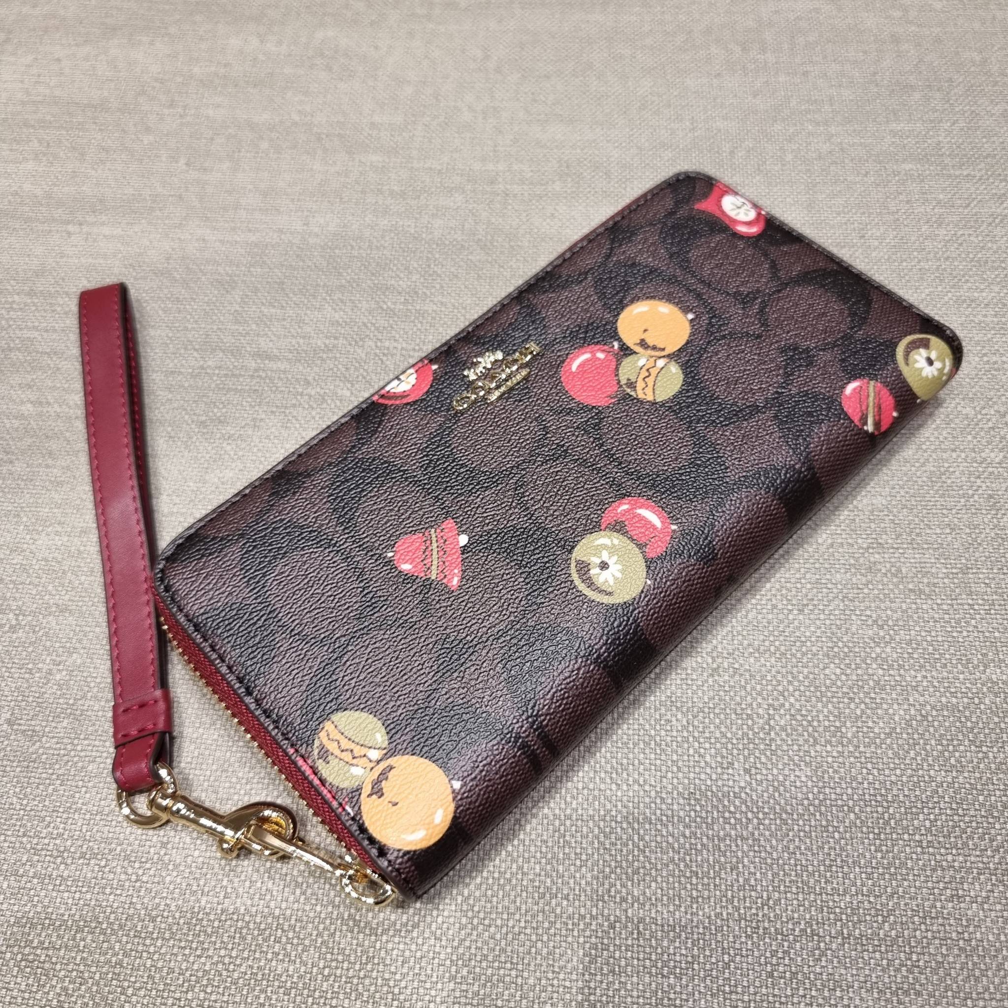 COACH C7410 LONG ZIP AROUND WALLET WITH ORNAMENT PRINT ความสวยต้องส่งต่อ!! คอลเลคชั่นใหม่ 2IN1 คุ้มค่าแบบที่สุด กระเป๋าสตางค์กึ่งคล้องมือ ดีไซน์ลวดลายสดใส น่ารักน่าใช้ คลาสสิคใช้ง่าย ไม่มีเบื่อ วัสดุหนังแคนวาสเคลือบลาย มาพร้อมสายคล้องมือ ถอดออกได้ ภายในใส