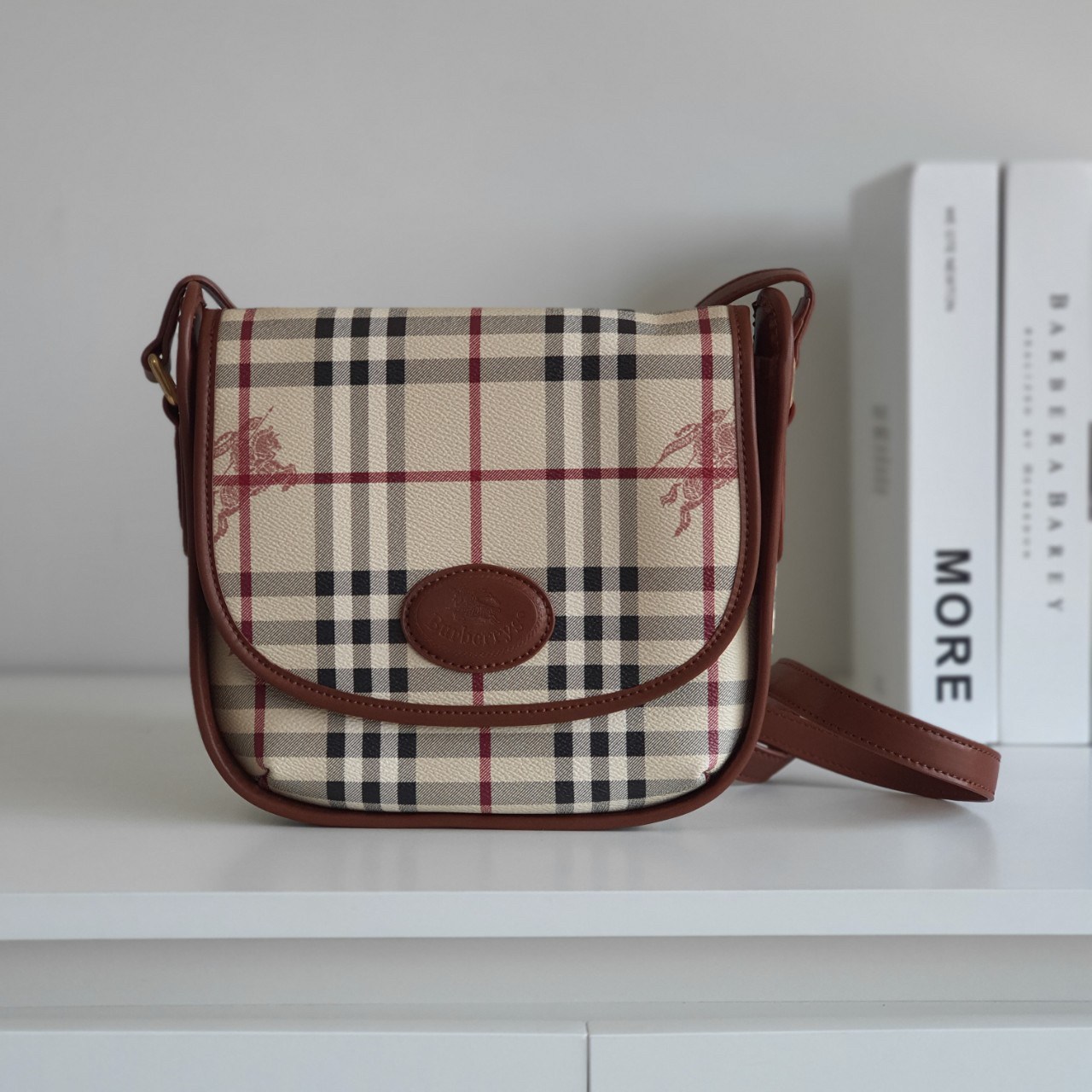 BURBERRY CROSSBODY VINTAGE BAG VIP GIFT WITH PURCHASE (GWP) พรีเมี่ยมกิ๊ฟ Limited Edition จากBURBERRY วัสดุหนัง PVC สวยอยู่ทรง เปิดปิดด้วยฝาปิดกระดุมแม่เหล็ก ภายในมีช่องใส่ของแยกอีกช่อง สามารถใส่มือถือ iphone เงิน ของจุกจิกได้ สายสะพายหนังยาวปรับระดับได้ 