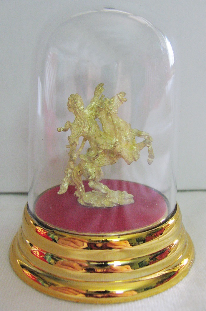 เทพเจ้ากวนอูทรงม้าถือง้าว(ปางขี่ม้าพยศ)ครอบแก้ว แก้ชงปีจอ ปี2561 เสริมดวงการงาน ช่วยให้เกิดโชคลาภ บรรลุถึงเป้าหมาย พร้อมบทสวดบูชาค่ะ