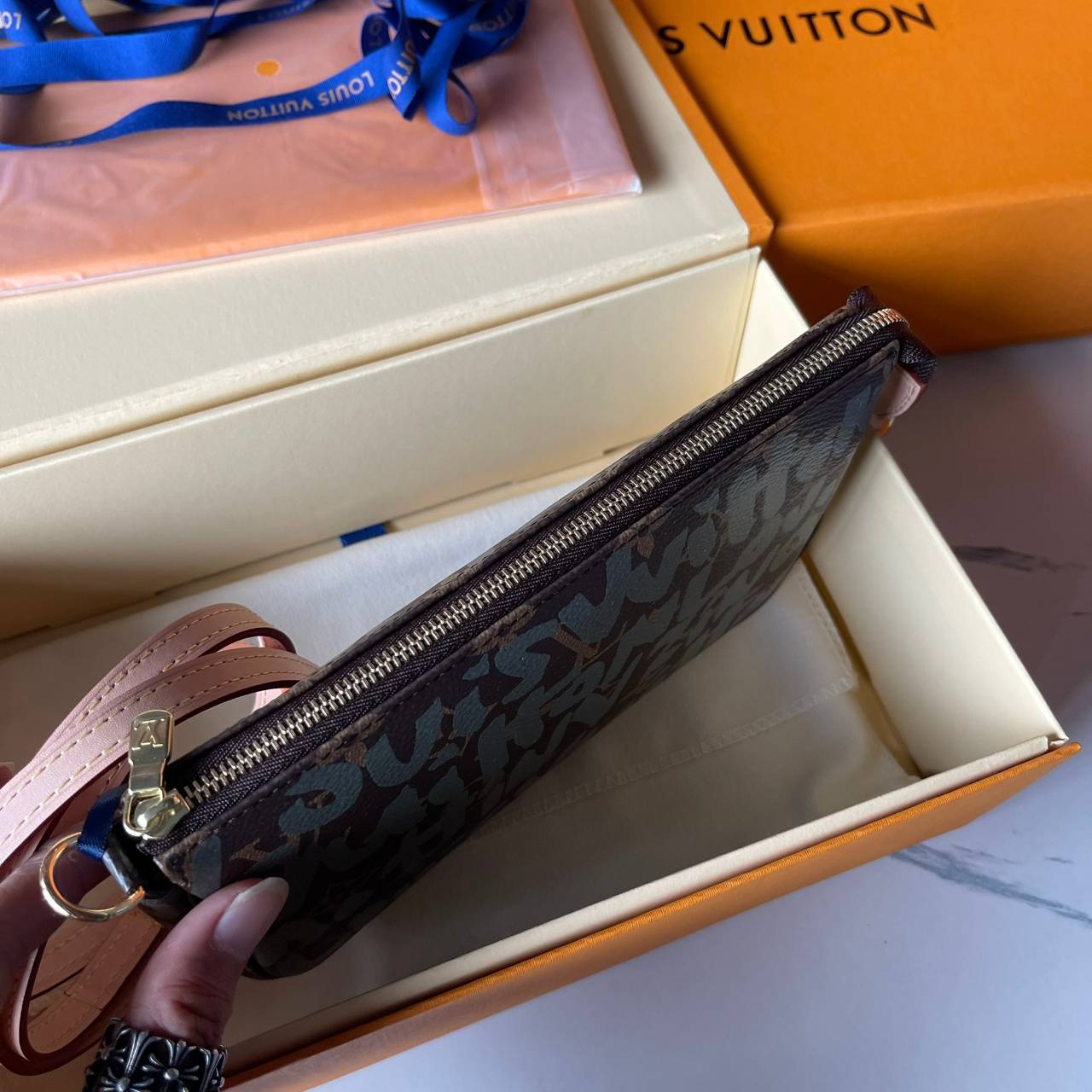 หนังแท้ LOUIS VUITTON MONOGRAM POCHTE ACCESSORIES BAG ลายใหม่ล่าสุด พร้อมส่งที่ไทย โดดเด่นด้วยรูปทรงอันเป็นเอกลักษณ์และรายละเอียดแบบคลาสสิก ภาพถ่ายสินค้าจริง ไอเท็มนี้สวยน่าใช้สุดคุ้มมากๆ ห้ามพลาดเลยค่ะ!