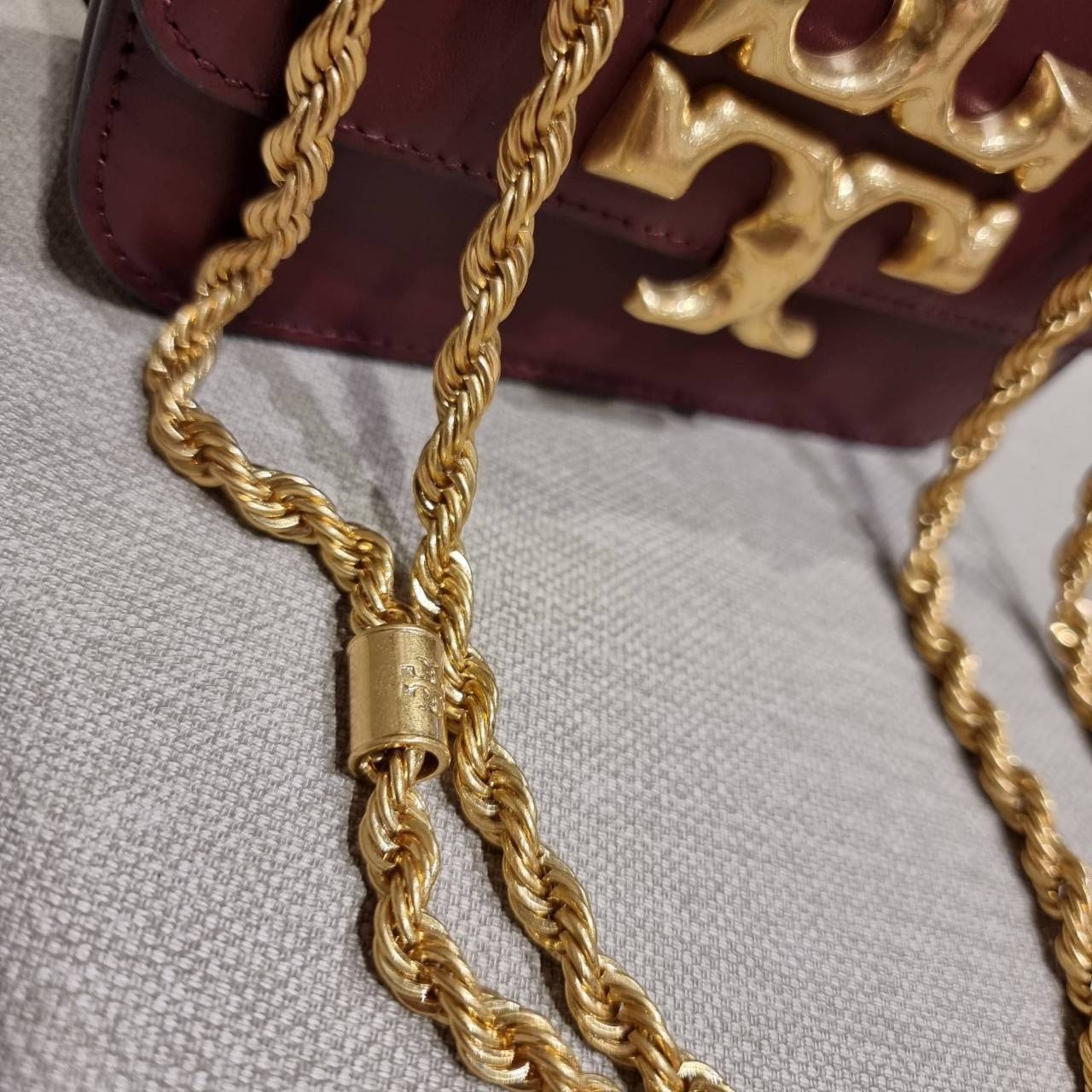 TORY BURCH ELEANOR SMALL CONVERTIBLE SHOULDER BAG ฮอตไอเท็ม รุ่นนี้ขายดีขายหมด คัมแบค!! สวยหรู คุณหนู ผู้ดี!! หายากมากที่สุด!! กระเป๋าสะพายข้าง ดีไซน์อยู่ทรง ขนาดกำลังสะดวกใช้สำหรับสาว วัสดุหนังแท้เต็มใบ สีทูโทน เปิด-ปิดด้วยแถบแม่เหล็ก ภายในแบ่งสัดส่วนได้