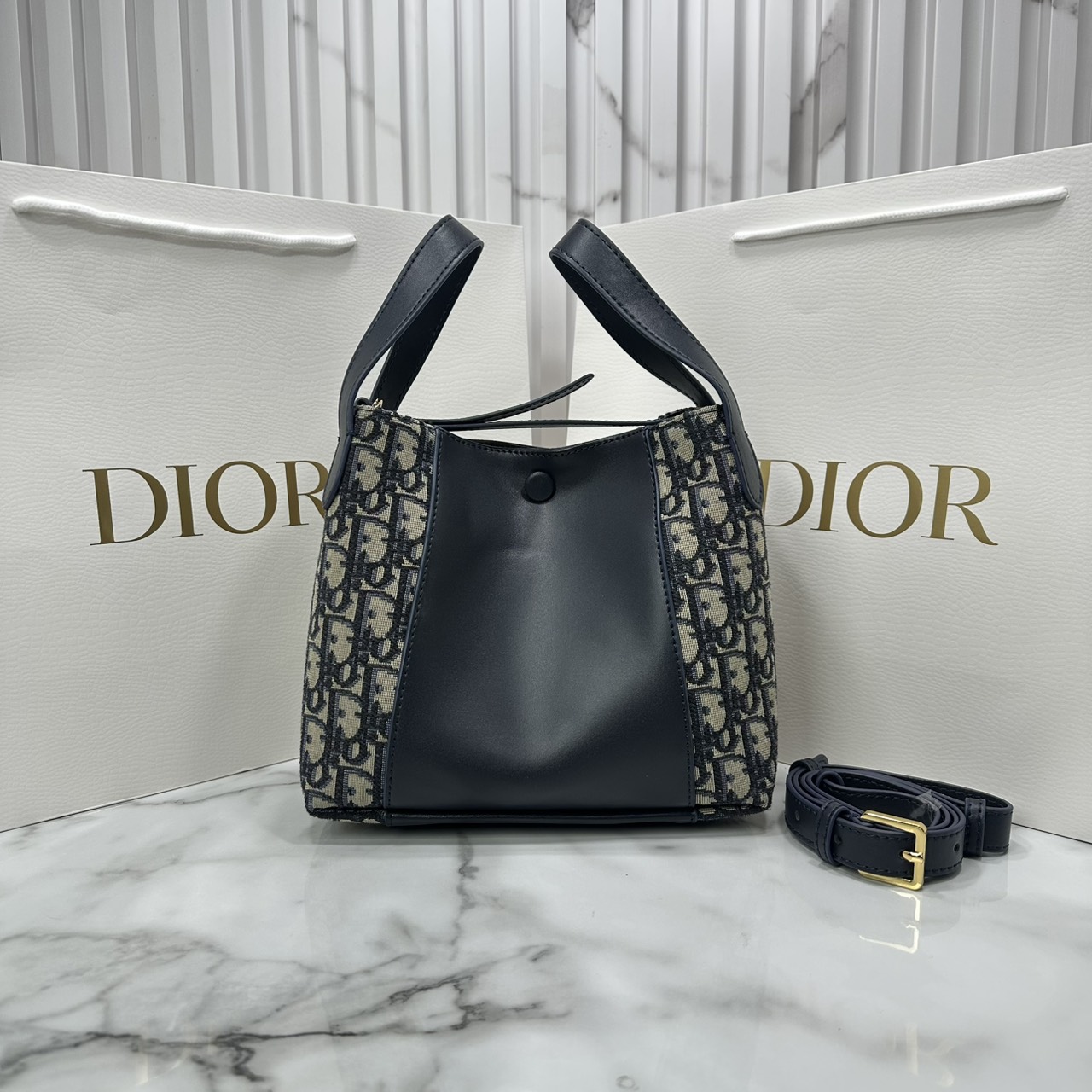 ORI หนังแท้ | DIOR Small Signature Bucket Bag / Dior bucket bag กระเป๋าทรงบัคเกตรุ่นใหม่ล่าสุด มาพร้อมกับการออกแบบที่โดดเด่น และสง่างาม เรียบหรูดูแพง มีรายละเอียดสุดวิจิตร
