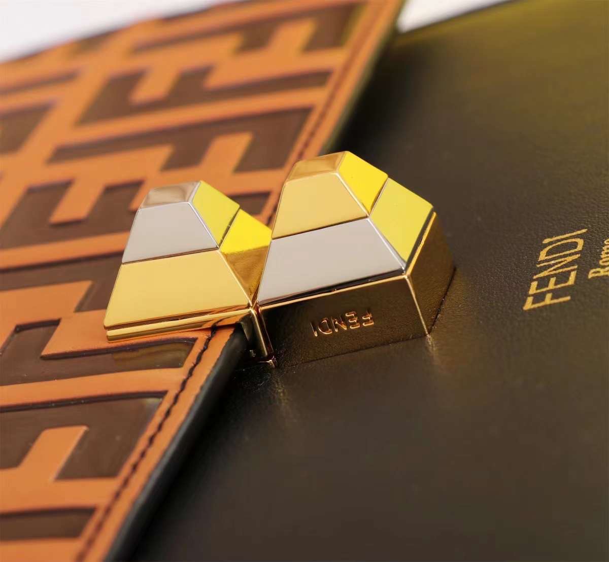 พร้อมส่ง 3 สี FENDI Kan I leather bag กระเป๋าสะพาย 🧡 เกรดออริจินอล 1:1 สลับแท้ ใช้งานต่างประเทศได้ ภาพถ่ายจากงานขายจริง