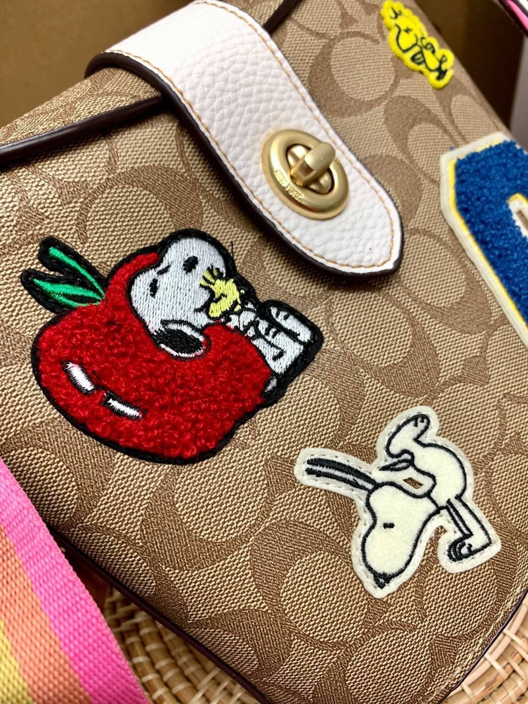 COACH C4113 - COACH X PEANUTS ADDIE CROSSBODY IN SIGNATURE CANVAS WITH VARSITY PATCHES พร้อมส่งทันที่! ลิมิเตทจาก Coach x Peanuts ที่รังสรรค์ลวดลายการ์ตูนลงบนกระเป๋าได้ซุกซนน่ารักดีมากๆค่ะ