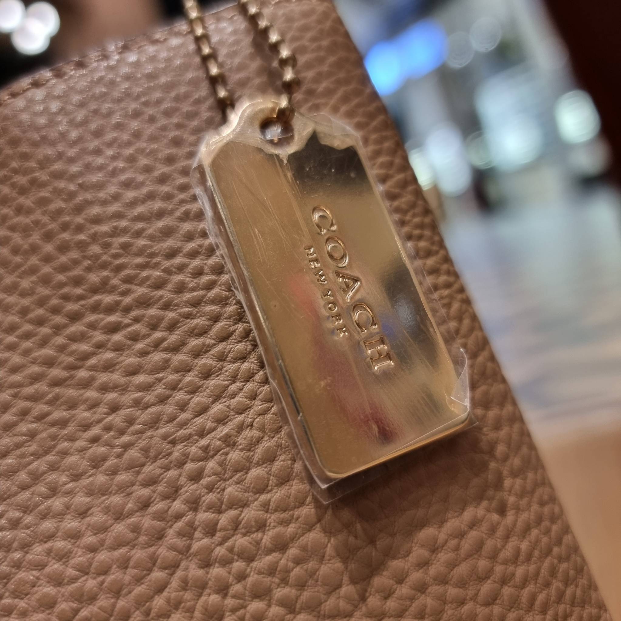 COACH 1011 SMALL TOWN BUCKET BAG รุ่นยอดนิยมใบเล็ก กระเป๋าทรงบัคเก็ต สีคลาสสิคเรียบหรู ตัดกับโลโก้สีทองดูโดดเด่น วัสดุหนัง pepble สวยคมทุกมุมจริงๆ!! เปิด-ปิดด้วยกระดุมแม่เหล็กทั้ง 2 ฝั่ง ภายในเป็นช่องโล่ง มาพร้อมสายสะพายปรับได้ตามตัว ขนาดใบนี้กำลังสวย สะพ