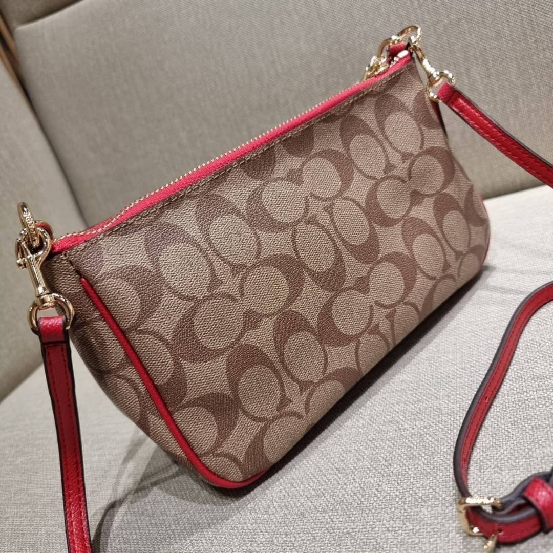 COACH 36674 TOP HANDLE POUCH IN SIGNATURE JACQUARD กระเป๋าทรงพอช ยอดฮิต ยกขึ้นแท่น ด้วยดีไซน์ที่ออกมาให้ใช้งานได้ง่าย ขนาดกำลังเหมาะ วัสดุหนังแคนวาสทนทาน ดีไปหมดขนาดนี้!! คุณลูกค้าถึงสั่งกันรัวๆจริงๆ ภายในโล่งกว้าง ใส่โทรศัพท์ได้ทุกรุ่น มาพร้อมสายคล้องแขน