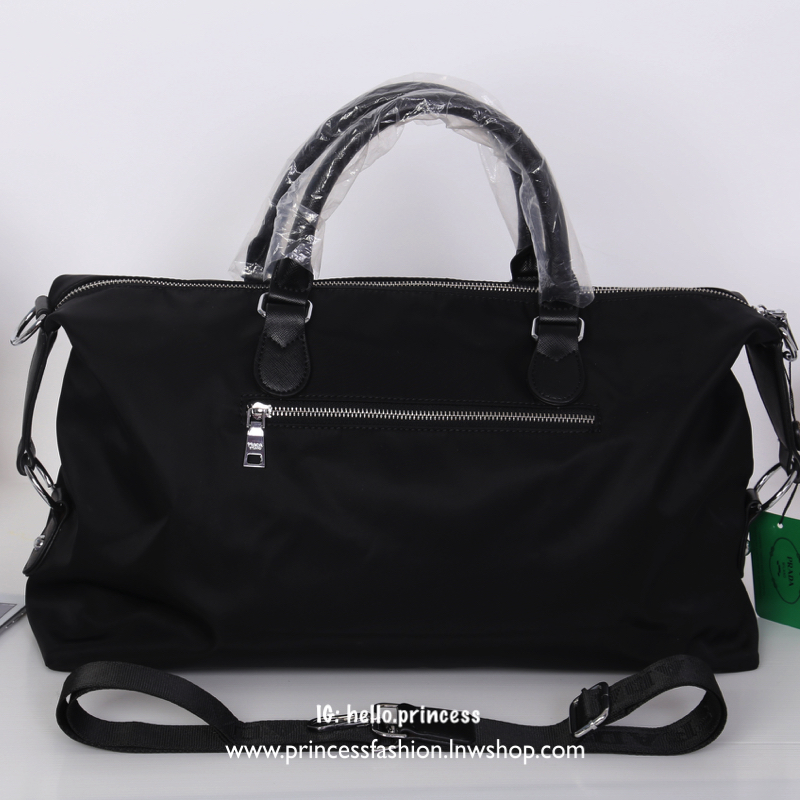 Prada Nylon Travel Bag สินค้า Premium gift จากเค้าเตอร์แบรนด์ต่างประเทศ แท้💯 กระเป๋าเดินทางทรงหมอนสุดฮิต วัสดุผ้า nylon เนื้อหนา คุณภาพดี อะไหล่เงินสวยหรู ตามแบบฉบับแบรนด์ ด้านหน้าประดับ logo brand ช่องหลักเปิดปิดด้วยซิป ภายในโล่งกว้างจุได้เยอะแบบ
