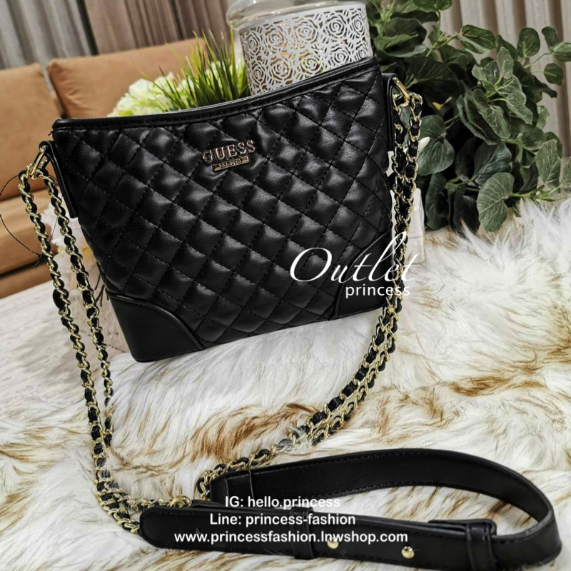 Guess Woman Factory Crossbody Bag กระเป๋าสะพายรุ่นใหม่ดีไซน์สวยหรูคลาสสิคจาก GUESS FACTORY วัสดุหนังเเกะสังเคราะห์เนื้อหนานิ่มลายตาราง เปิดปิดด้วยซิปสะดวกใช้ ด้านหน้ามีโลโก้ ภายในมีโลโก้ช่องใส่ของ และช่องซิป ใส่กระเป๋าสตางค์ใบยาว ของใช้ได้จุ มาพร้อมสายสะพ
