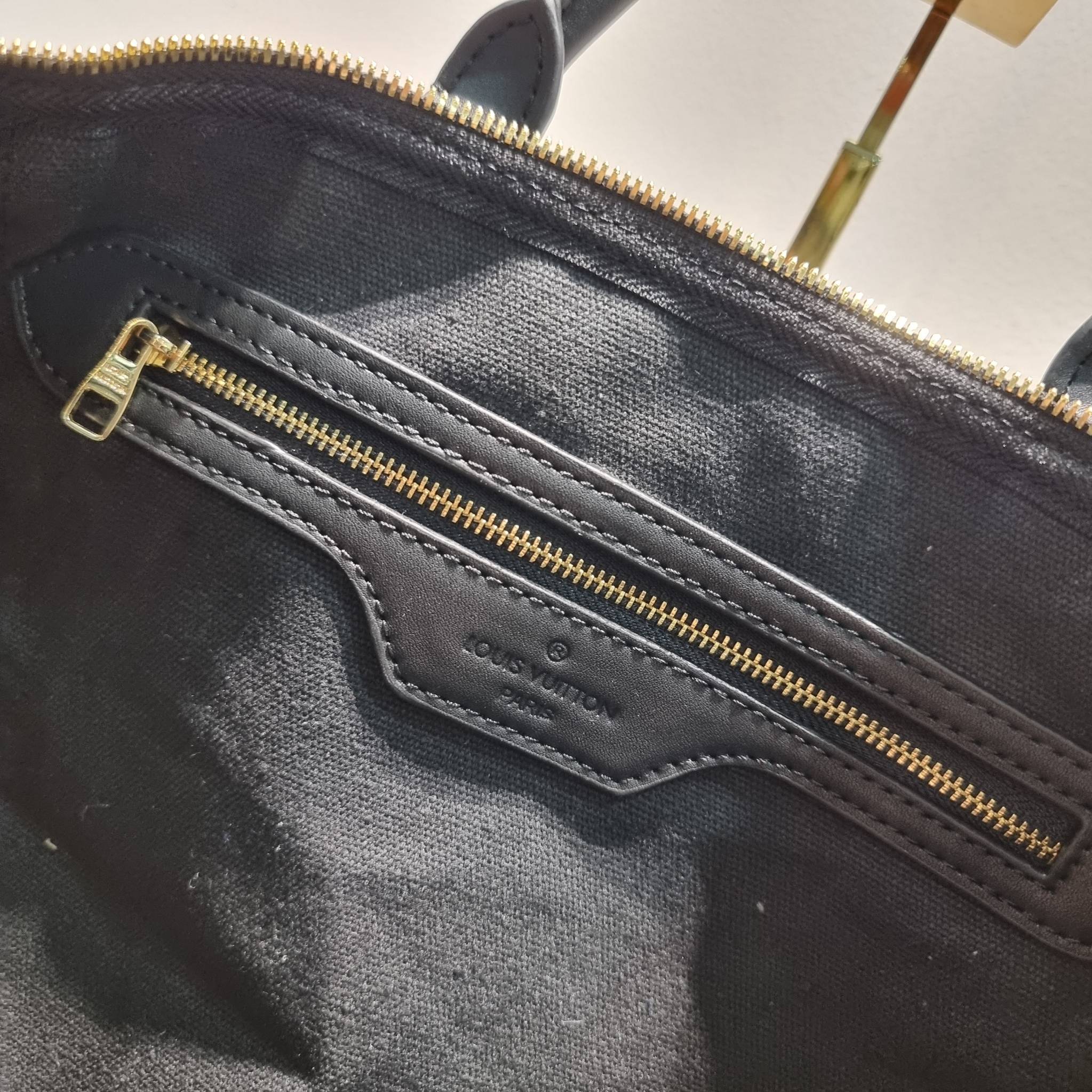 LV KEEPALL BANDOULIERE MONOGRAM LEATHER กระเป๋าเดินทางสุดคลาสสิค ทึ่ใครๆก็เฝ้ารอ ไอเท็มที่จะทำให้การเดินทางไม่ธรรมดาอีกต่อไป ด้วยดีเทลความเป็นเอกลักษณ์ เรียบแต่หรู วัสดุหนังวัวสัมผัสดี ปั๊มลวดลายโมโนแกรมรอบใบ เปิด-ปิดด้วยซิปแน่นหนา มีกุญแจล็อคได้ มีสายสะพ