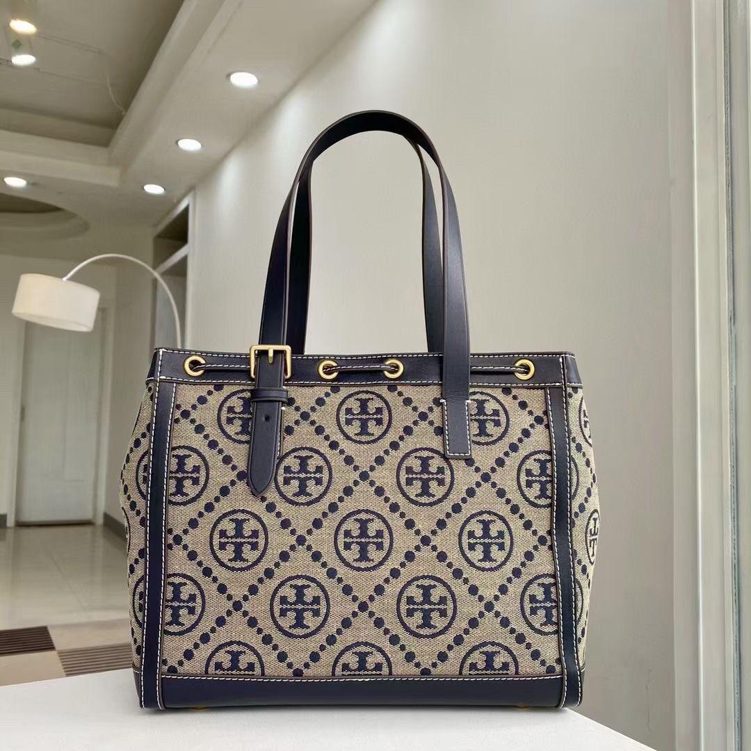 OUTLET Tory Burch T- Monogram Jacquard Small Tote กระเป๋าถือหรือสะพายไหล่ วัสดุ Canvas ปักษ์ลายแบรนด์ อะไหล่ทองสวยหรู น้ำหนักเบา