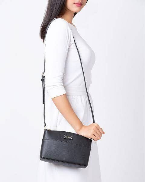 ของแท้ 💯% Kate spade กระเป๋าcrossbodyทรงพัด หนังอยู่ทรง ด้านหน้ามีช่องเอนกประสงค์1ช่องประดับด้วยป้ายโลโก้แบรนด์ตัวหนังสือสีทอง