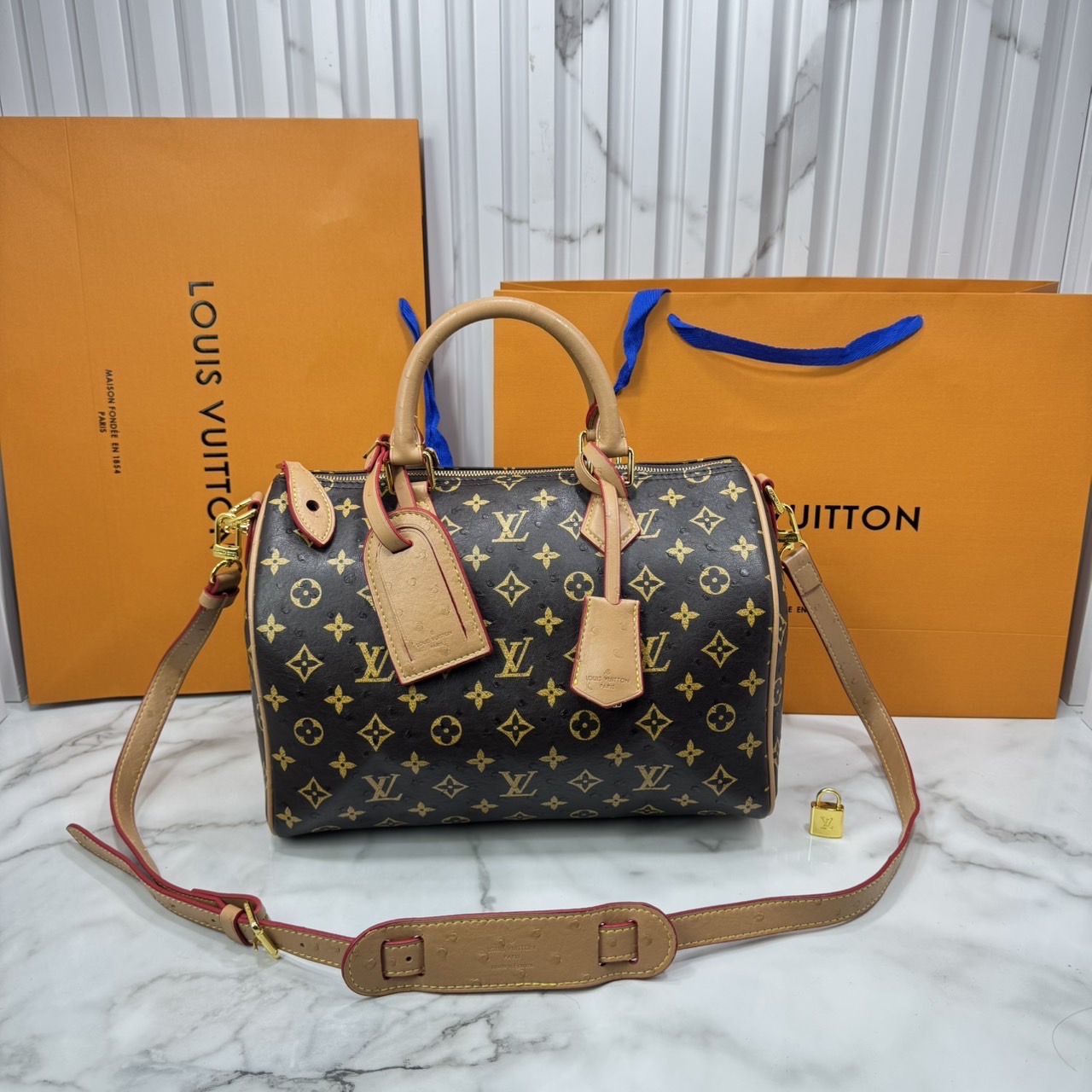 ORI หนังแท้ | LV Speedy P9 Bandoulière 30 Bag กระเป๋าสะพายทรงหมอนสปีดี้ใบใหญ่ คอลใหม่ล่าสุดหรูหราโดดเด่น แต่งลายนูนเพิ่มเท็กเจอร์เต็มใบ รูปทรงใช้งานง่ายสวยตลอดกาล