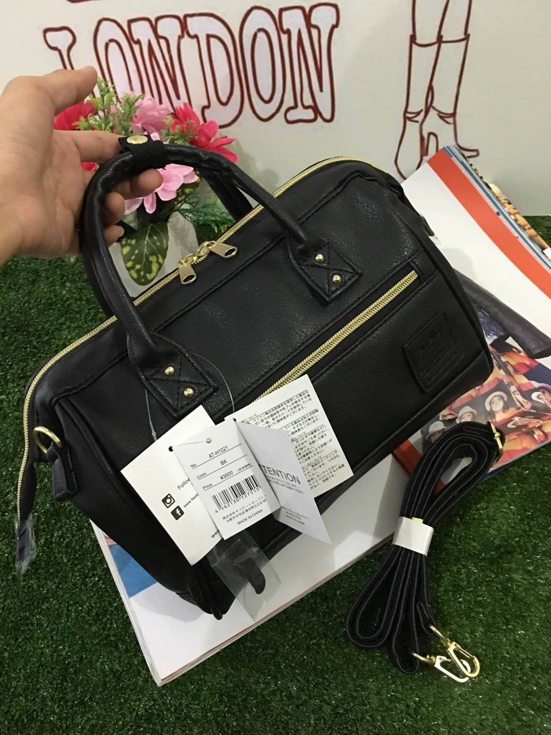 Anello polyester 2 way mini boston bag จากแบรนด์ดังในประเทศญี่ปุ่น กระเป๋าสไตล์คลาสสิค มีโครงปากกระเป๋ากว้างเป็นสัญลักษณ์ วัสดุหนัง pu กันน้ำได้ ภายในมีช่องใหญ่และช่องเล็กด้านข้าง2ช่อง เปิดปิดด้วยซิปคู่ มีตัวล็อคที่หูจับ ด้านหน้ามีช่องซิปเล็กใช้งานได้จริง