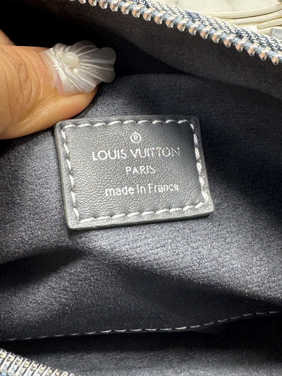 LV Bandouliere 25 Monogram Denim Bag กระเป๋าสะพายทรงหมอนเดนิมซีดสไตล์วินเทจ ปั้มนูนโลโก้ลายโมโนแกรม ใหม่ล่าสุด มาแรงม้าก! รุ่นลิมิเต็ดที่สาวๆควรได้มีสะสม