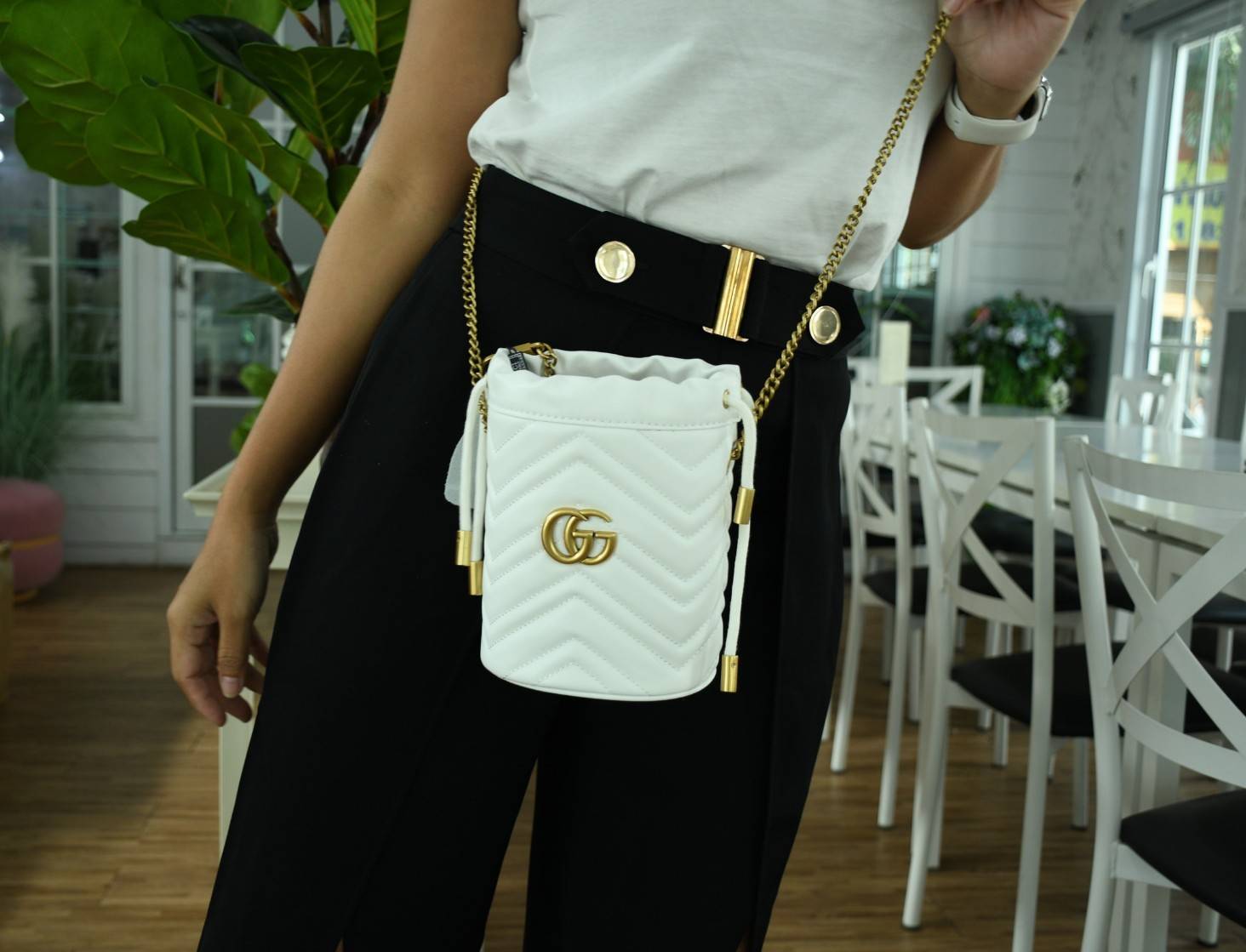 VIP 】Gucci GG Marmont mini bucket bag กระเป๋าสะพายข้าง Premiumgift วัสดุหนังแท้ ด้านในโล่ง มีช่องใส่บัตร3ช่อง ใส่กระเป๋าตังค์ ใส่โทรศัพท์ Iphone+ ได้ สายโซ่ยาว Crossbody ได้ ถอดสายได้ น้ำหนักเบา มาพร้อมถุงผ้าแบรนด์ ใบนี้คือที่สุด คุณหนูมากมาย ไม่ควรพลาดเล