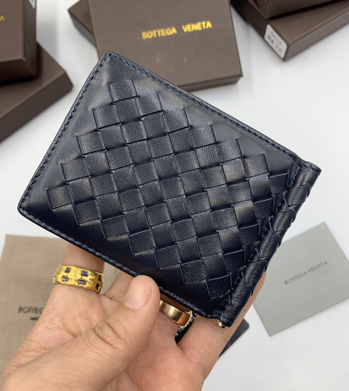 หนังแท้ BOTTEGA VENETA MONEY CLIP WALLET / BV Wallet / BV Men's Wallet พร้อมส่งที่ไทย กระเป๋าสตางค์ใบสั้น รุ่นคลาสสิกพร้อมคลิบโลหะ ที่หยิบมาใช้งานได้บ่อยที่สุด งานหนังลูกวัวแท้ทั้งใบ ใช้ทนทานได้นาน ใช้ทนทา