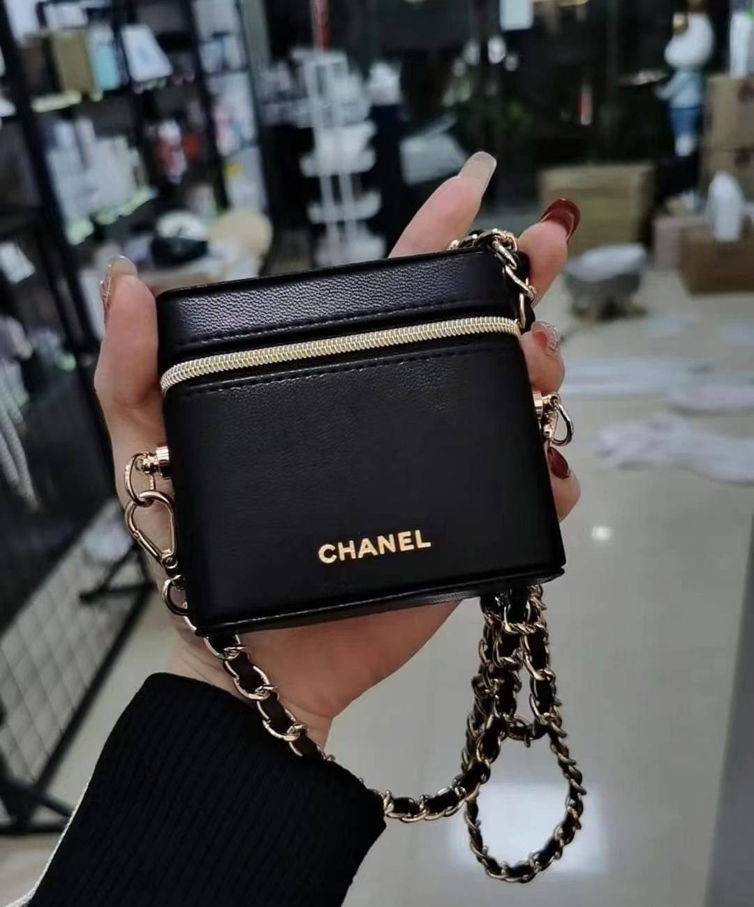 กระเป๋าสะพายข้างใบจิ๋ว งานปุ้กปิ้กน่ารัก CHANEL VIP BAG แบรนด์ดัง ตัวกระเป๋าหนังนิ่ม อยู่ทรง เปิดปิดด้วยซิปรอบ ด้านหน้าสกรีนโลโก้แบรนด์สีทอง