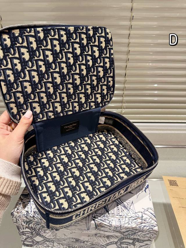 กระเป๋าใส่เครื่องสำอางใบกลาง จุของได้เยอะ มาพร้อมกับลวดลาย Oblique ปักอย่างประณีตและประดับด้วยสัญลักษณ์ Christian Dior Paris มาพร้อมสายสะพายและหูจับในตัว ปรับเปลี่ยนใช้งานได้ตามสไตล์ บอกเลยว่าไอเท็มนี้ฮอตมาก สาวๆห้ามพลาดเด็ดขาดเลยจ้า