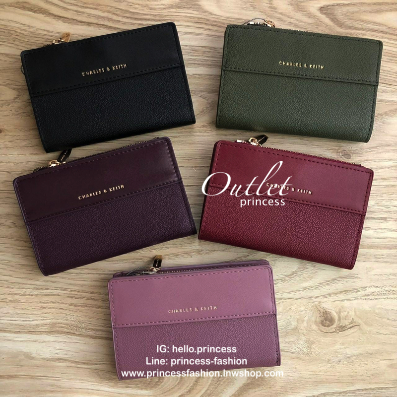 Charles & Keith Classic Snap-Button Wallet กระเป๋าสตางค์ใบสั้นพับ 2 ตอน ด้านหน้ามีโลโก้แบรนด์ เปิด - ปิดด้วยกระดุม ภายในมีช่องใส่ธนบัตร ช่องใส่บัตร และช่องซิปใส่เหรียญ