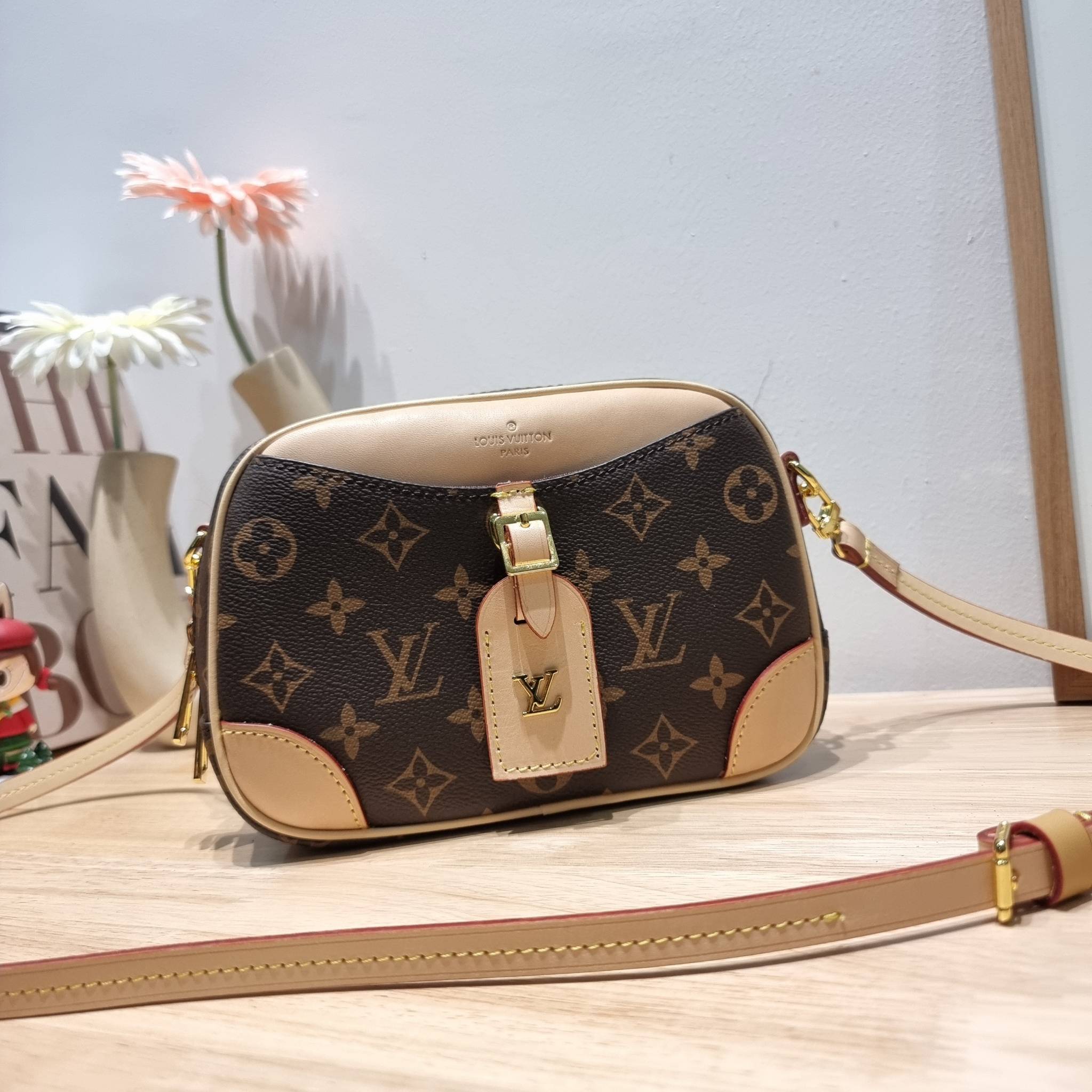 LV Deauville Mini Monogram Canvas bag เดอะเบสท์เซลเลอร์ ที่ใครก็ตามหา กับกระเป๋าสะพายทรงกล่อง ไซส์เล็กกะทัดรัด พกพาสะดวก รูปทรงสวยหรู วัสดุหนังแคนวาสสลับหนัง