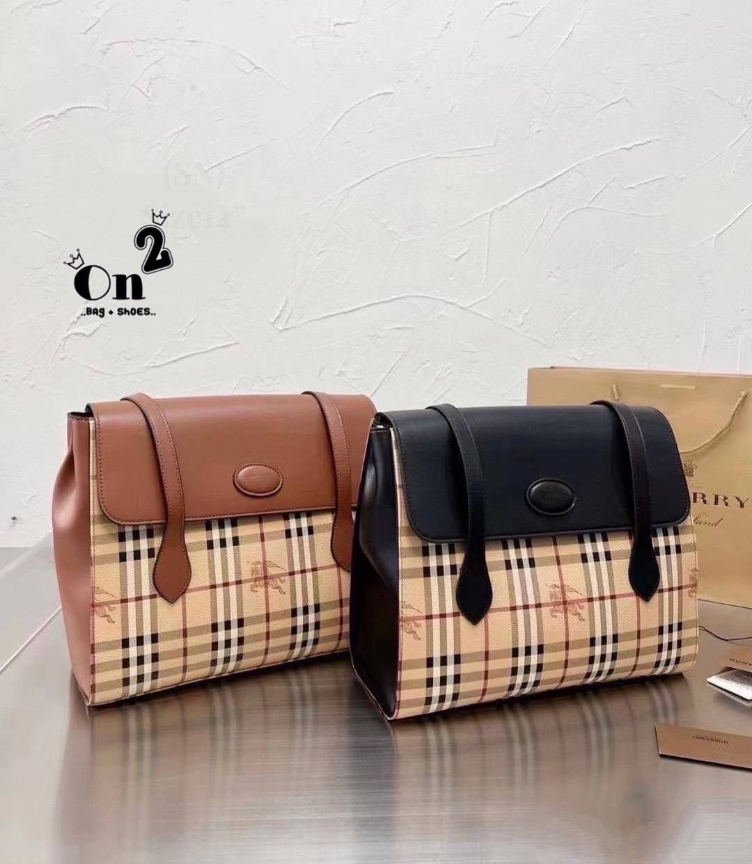 BURBERRY london kelly bag vintage with strap Gift Bag / BURBERRY Messenger Bag กระเป๋าสะพายขนาดที่พอเหมาะกับการใช้ในชีวิตประจำวัน รูปทรงคลาสสิกที่ไม่ทิ้งในเรื่องของคุณสมบัติการใช้งานลวดลาย Vintage Check ที่ถือว่าเป็นสัญลักษณ์อันเก่าแก่ของแบรนด์ เสริมทุกสไ