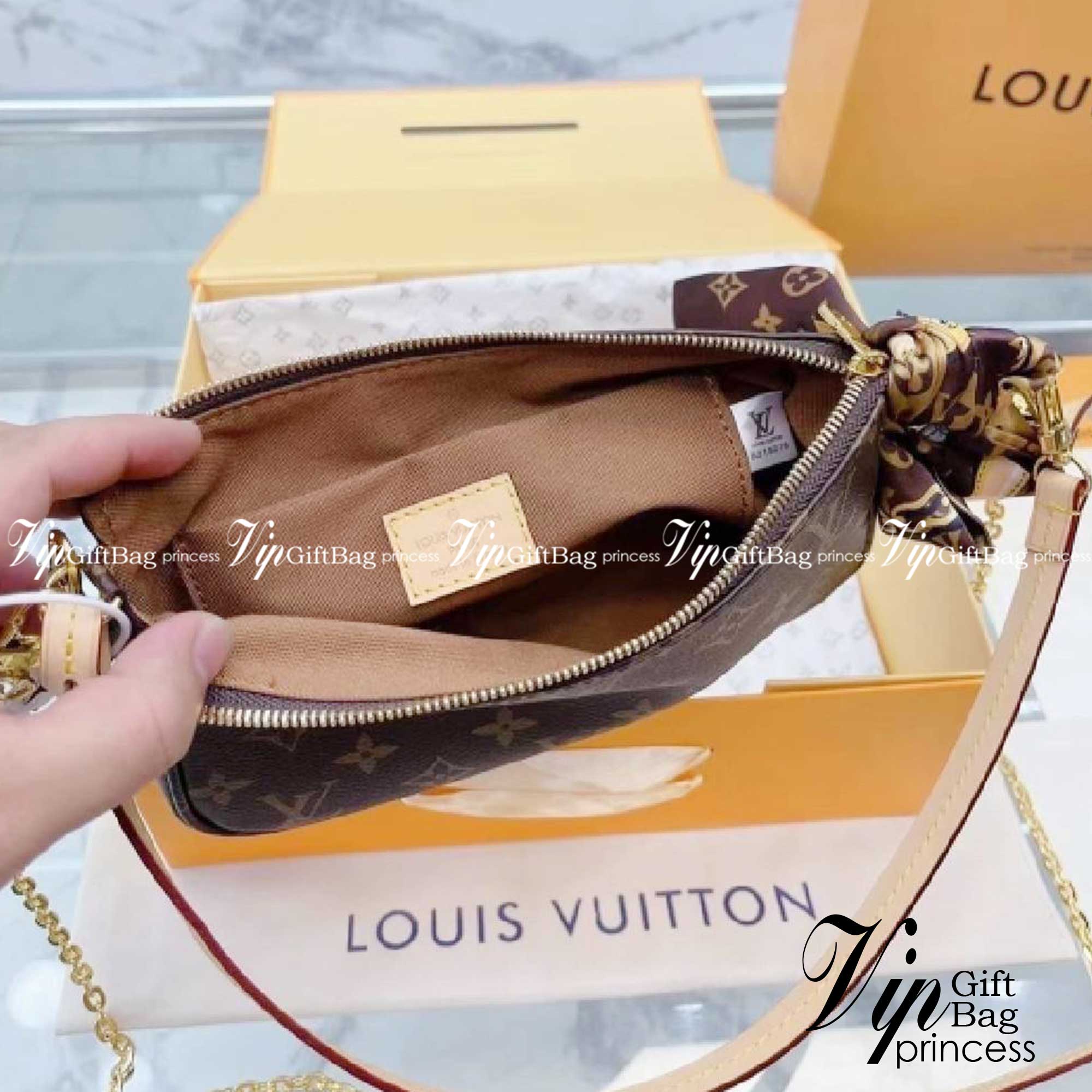 LV POCHETTE ACCESSOIRES กระเป๋าสะพายทรงพอช สุดฮอต ดีงาม ดีไซน์คลาสสิควินเทจ ขนาดกำลังสวย ประหยัดพื้นที่ มาพร้อมสายคล้องโซ่ และสายสะพายหนัง เป็นไอเท็มที่เหมาะในทุกโอกาส สะพายปรับลุคได้หลายสไตล์ รับรองคุ้มค่าจริงๆจ้า