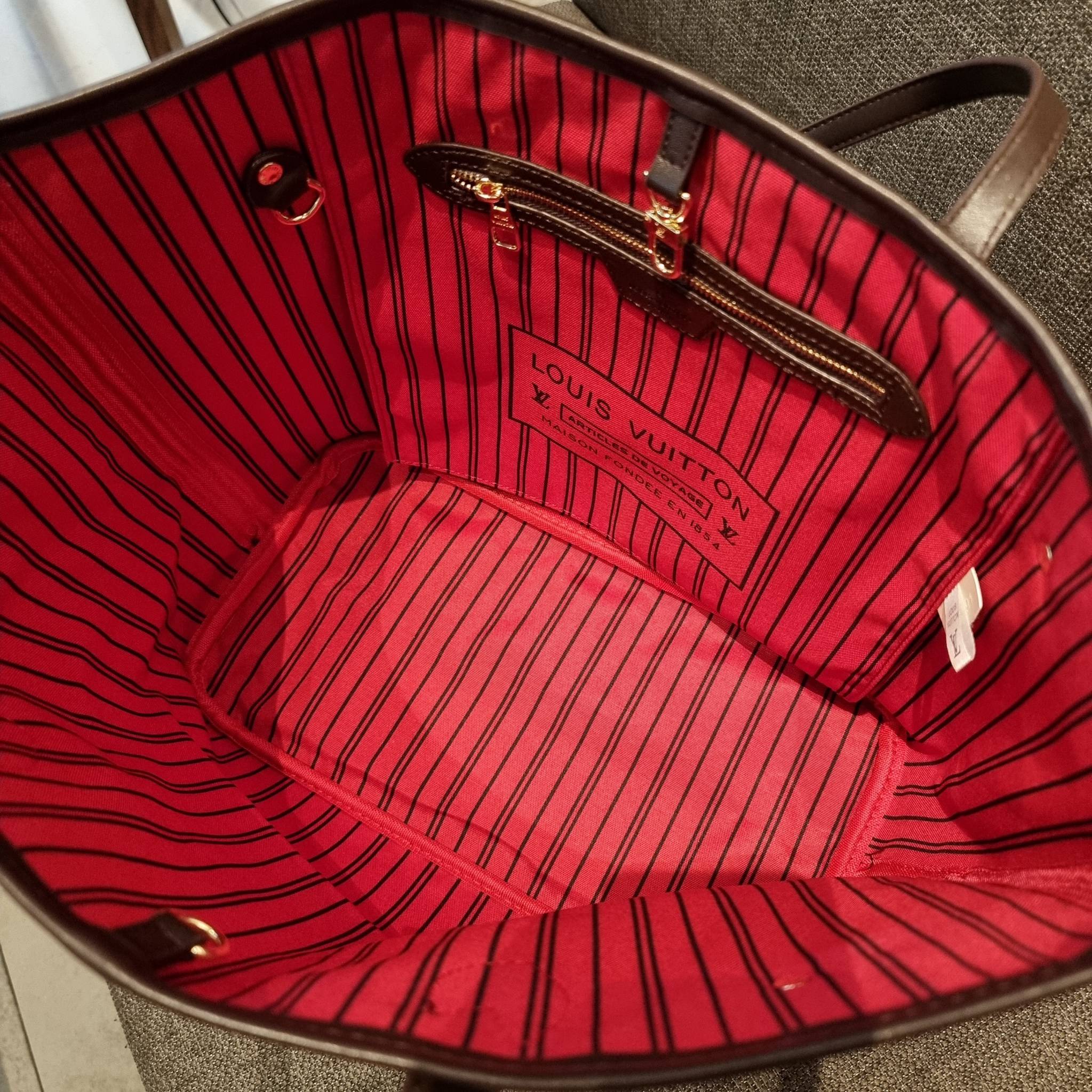 LV 2IN1 TOTE SET กระเป๋าสะพายไหล่ใบใหญ่ทรง tote มาพร้อมใบลูก คลาสสิคที่สุด เป็รอีกรุ่นที่มีคนใช้กันทั่วบ้านทั่วเมือง ฮิตแบบไม่ต้องพูดเยอะ วัสดุหนังแคนวาสปั๊มลายเต็มใบ ปากกระเป๋ามีหูเกี่ยว ด้านข้างมีหนังรูดเก็บทรงได้ ภายในโล่งกว้างมากๆ มีช่องซิปแยกให้ ใบเล