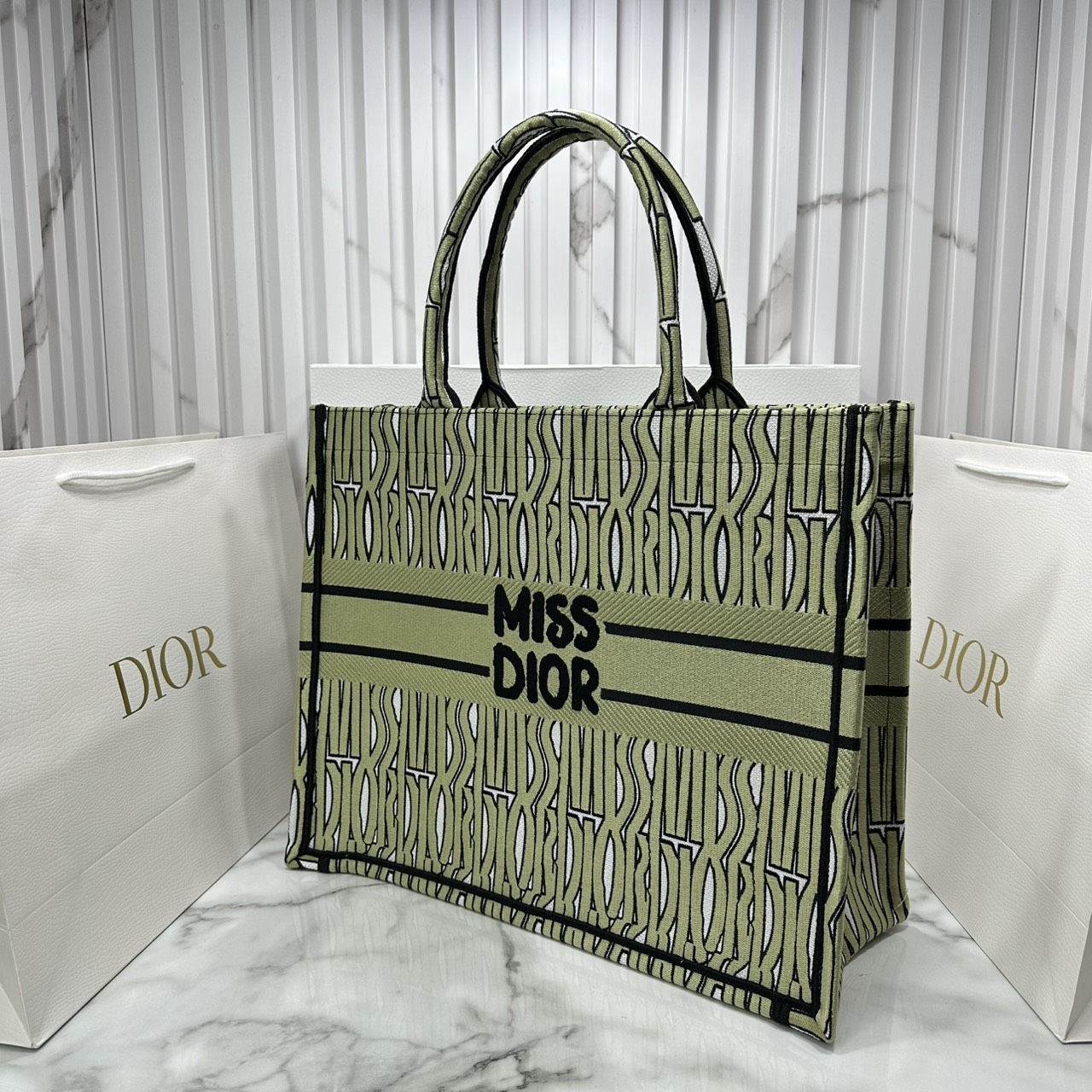 ORI หนังแท้ | Dior Miss Dior Allover Book Tote Handbag 16" กระเป๋าทรงโท้ทคอลใหม่ ดีไซน์ลวดลายกราฟฟิกสวยงามและหรูหราโดดเด่นไม่เหมือนใคร
