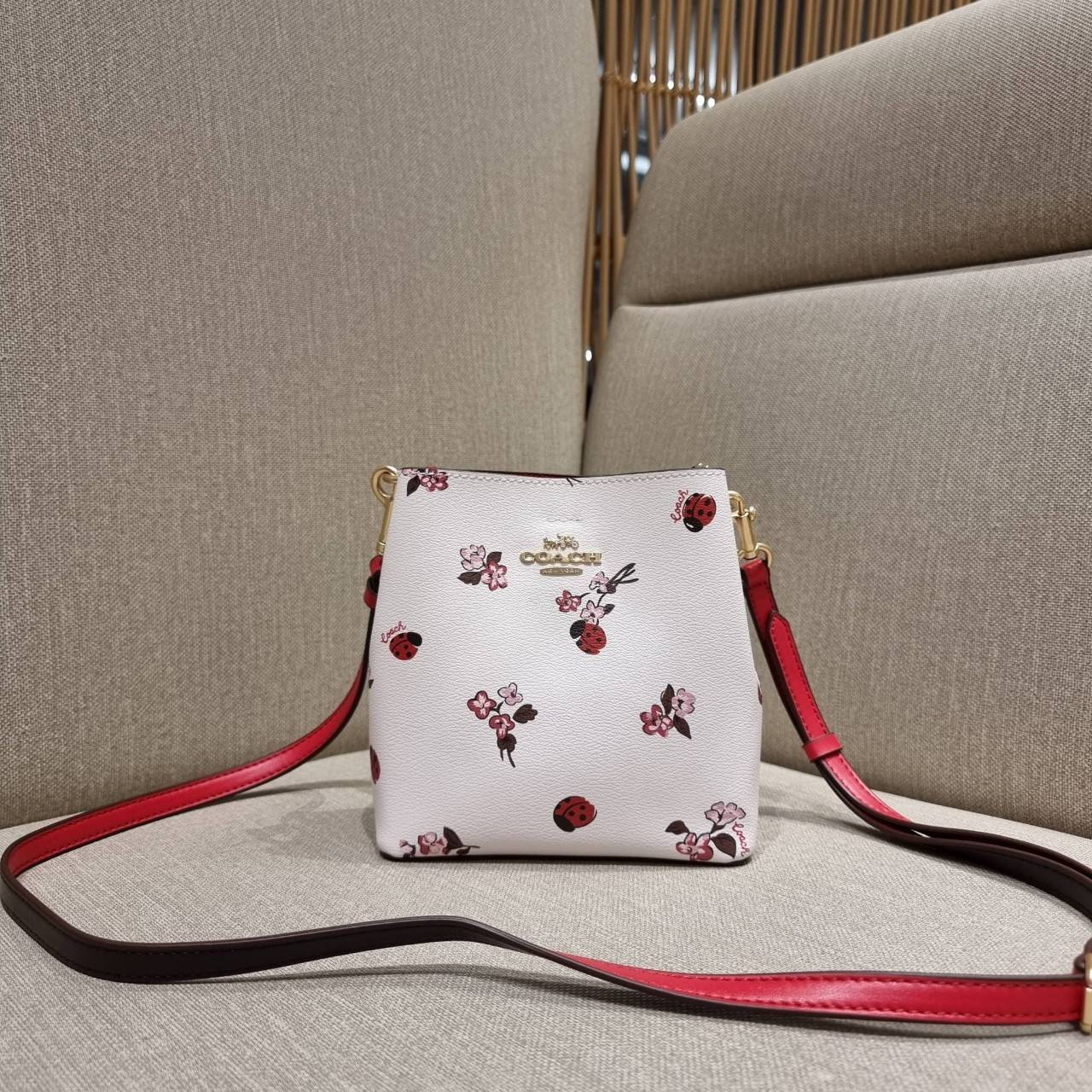 COACH MINI TOWN BUCKET BAG IN SIGNATURE CANVAS WITH VINTAGE MINI ROSE PRINT ((7270 7268 7267)) คอลเลคชั่นใหม่ล่าสุด!! น้องสาวคนสวยมาแล้วจ้า สดใสต้อนรับเทศกาลคริสต์มาส 🎅🎄 กระเป๋าบัคเก็ต ไซส์มินิ ใบจริงน่ารักม้าก!! น่าใช้แบบที่สุด วัสดุหนังแ