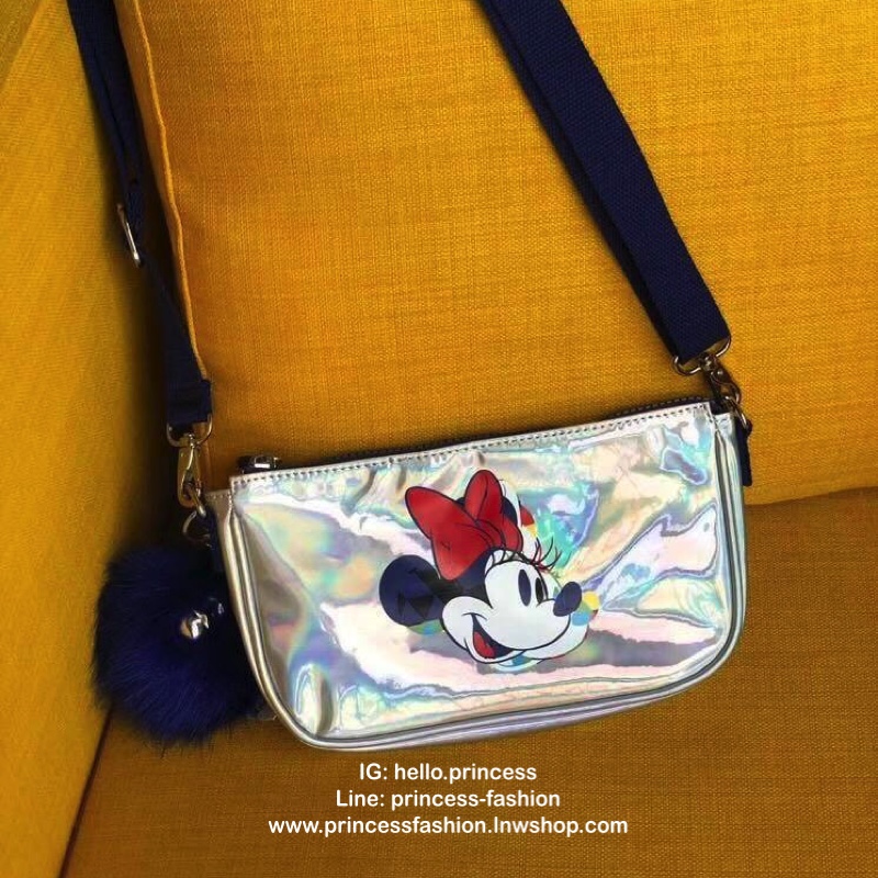 Kipling D Clementine Small crossbody bag กระเป๋าถือหรือสะพายขนาดมินิรุ่น Limited mickey plus collection วัสดุ Polyurethane 100% คุณภาพดี น้ำหนักเบา พร้อมพวงกุญแจแบรนด์ถอดแยกใช้ได้ เปิดปิดด้วยซิปสะดวกใช้ หัวซิปแบรนด์ ด้านในเป็นช่องโล่งใส่ของจุดจิกระหว่างวั