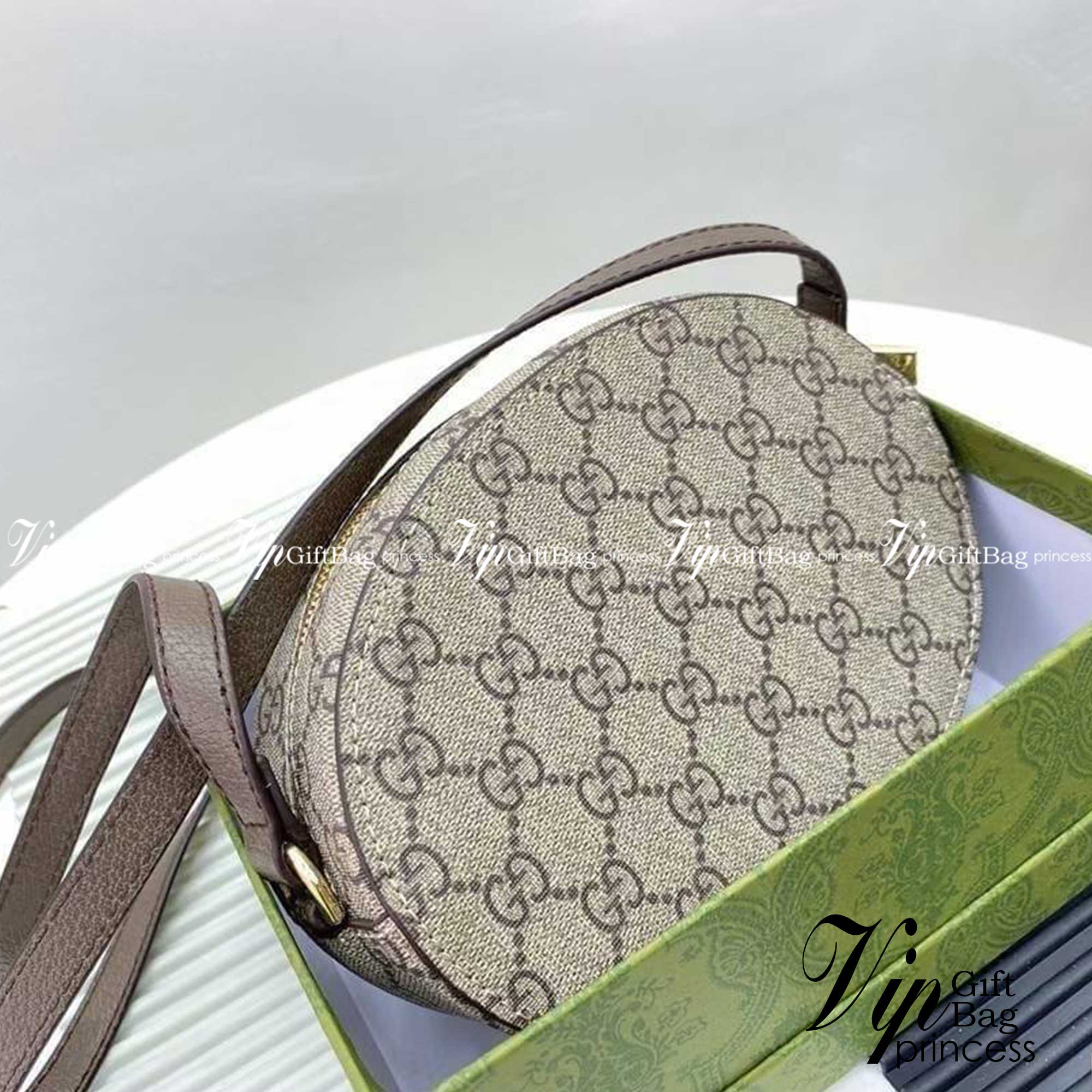 GUCCI Mini GG Round Shoulder Bag / Gucci circle bag กระเป๋าสะพายทรงกลมสุดคิ๊ว คอลเลคชั่นใหม่ น่ารักมาก วัสดุหนังแคนวาสสลับหนังแท้ เปิดปิดด้วยซิป ใส่ของจุกจิกได้เยอะสำหรับสาวสาวที่ไม่ชอบใบใหญ่ใบนี้ตอบโจทย์เลยค่ะ