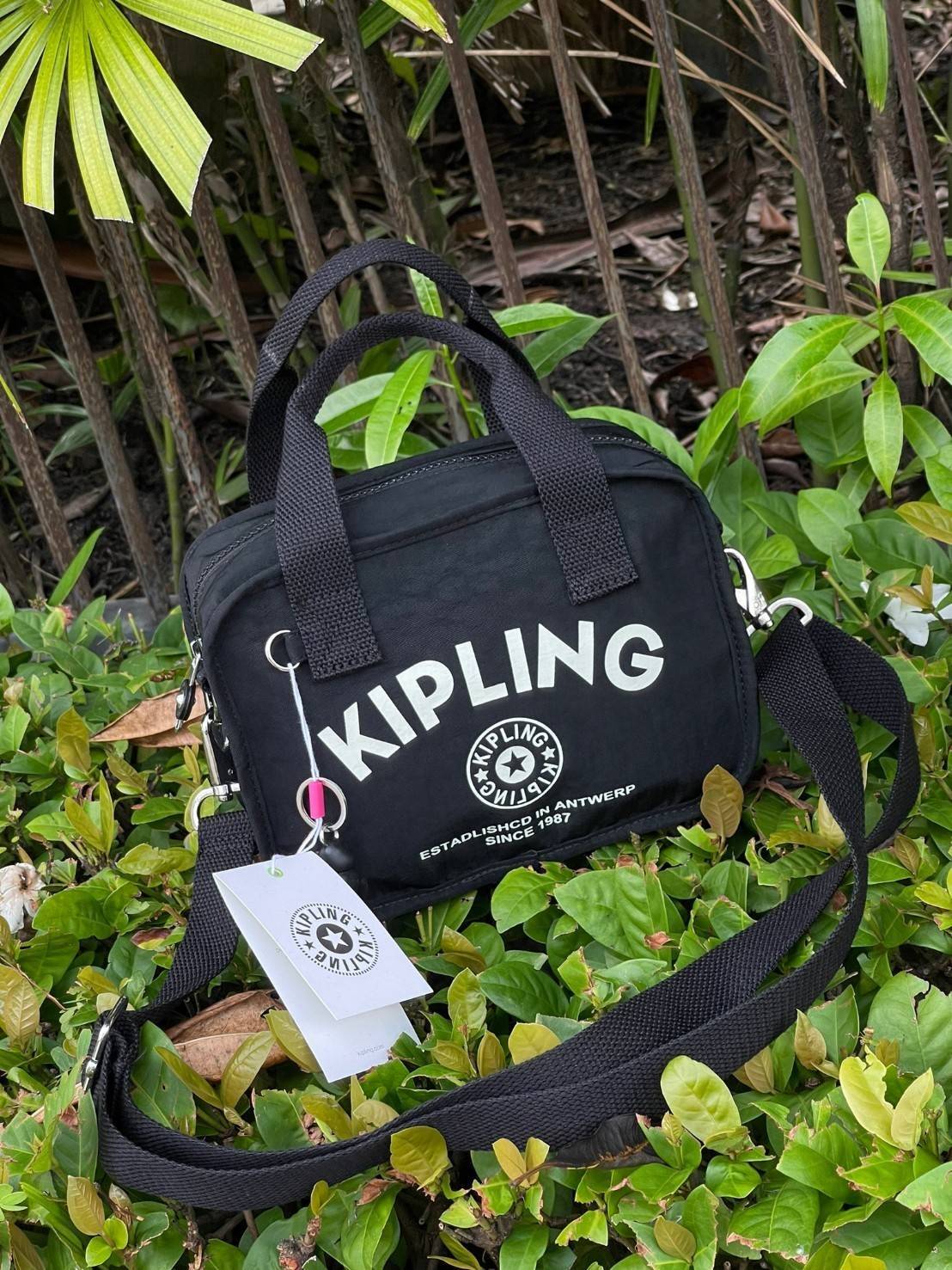 Kipling Kirsty Small Handbag (KI6275) กระเป๋าถือหรือสะพายทรงcrossbody จากคอลเลคชั่นใหม่ล่าสุด ที่เน้นฟังก์ชั่นแบบไม่ซับซ้อน สีสันเรัยบง่ายเข้าได้กับสีเสื้อผ้าได้ดี สามารถใส่ของที่จำเป็นสำหรับผู้หญิงได้แทบทุกอย่างไม่ว่าจะเป็น มือถือ กระเป๋าสตางค์หรือเครื่อ