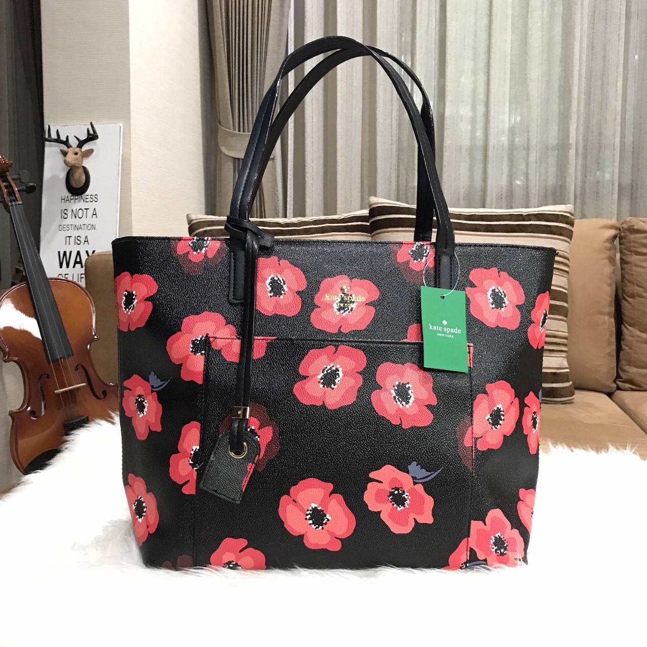 KATE SPADE New York Hyde Lane Poppies Riley Rose Tote Bag กระเป๋าสะพายทรง Tote Bag หนังสวยอยู่ทรงคอลเลคชั่น ดอก Poppies ห้อย TAG ที่หูกระเป๋าด้านหน้าประดับโลโก้ มีช่อง หน้าใส่ของได้ ภายในมีช่องซิป และช่องใส่มือถือ กว้างและจุ ใส่ ipad, notebook, เอกสาร A4 