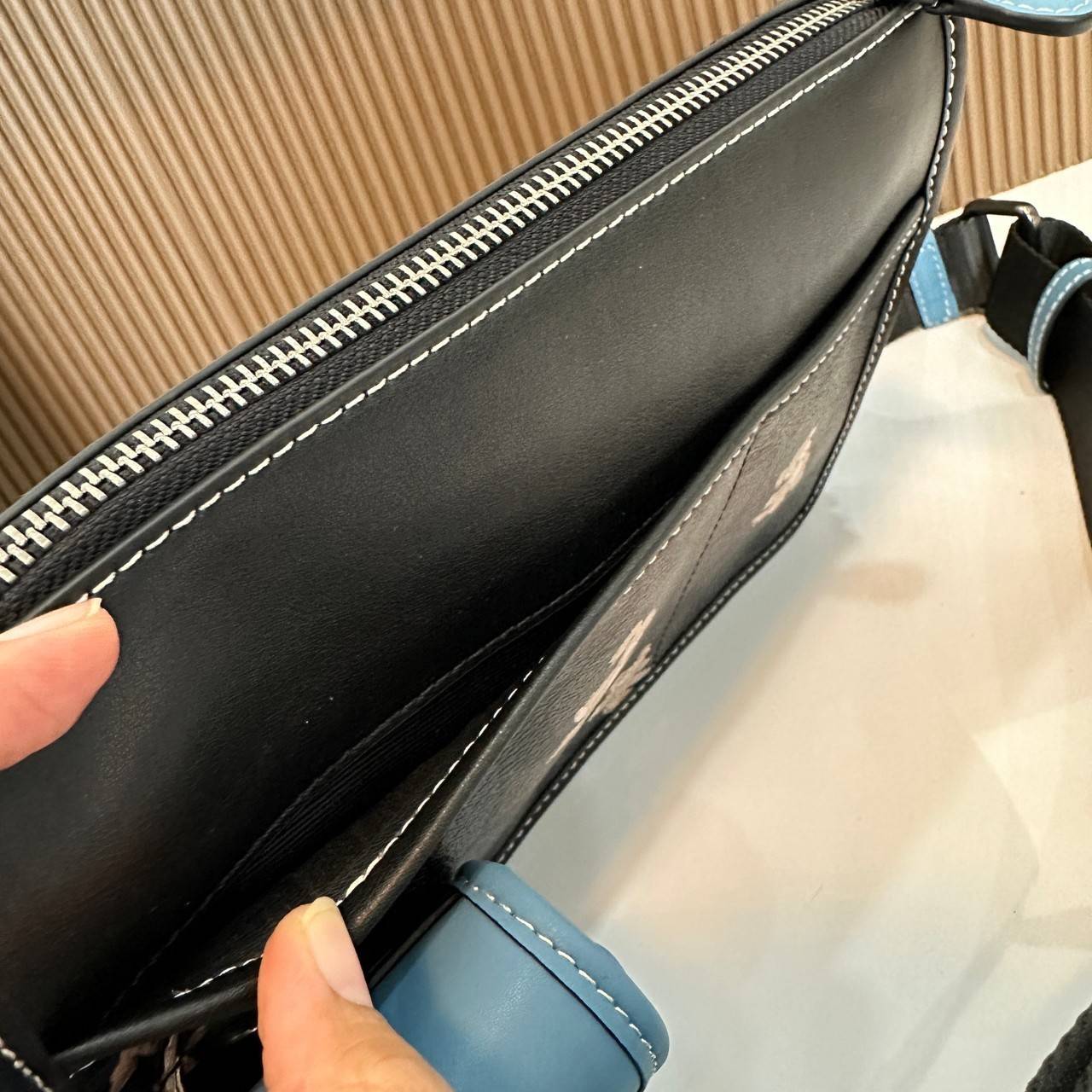 Coach Heritage Convertible Crossbody In Signature Canvas With Creature Print( cc131) กระเป๋าไฮบริดแบบถอดได้รุ่นใหม่ หล่อเท่ส์ สะพายสามารถสะพายทำงานดูดีสุดๆคะ มาพร้อมกระเป๋าใบเล็กห้อยสุดเก๋ วัสดุแคนวาสตัดขอบหนังแท้ เปิด ปิดด้วยซิป ซับในผ้า ด้านนอกกระเป๋าเป