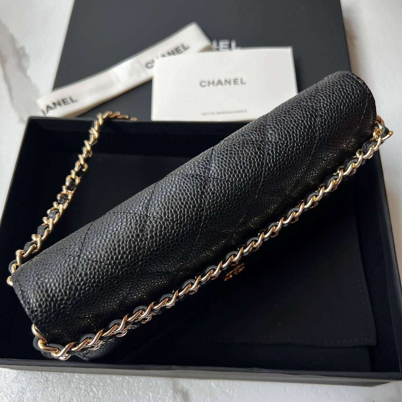 CHANEL WALLET ONCHAIN งานหนังแท้สวยหรู ใช้ ตทป ได้ กระดุมแม่เหล็ก ตามฉบับ HOLO ปีใหม่ ตามภาพที่ถ่ายเลย ตรงกับการ์ด รุ่นที่สาวๆ ทุกคนต้องมี เห็นเล็กๆ แบบนี้แต่ใส่ของได้เยอะมาก สามารถไช้แทนกระเป๋าคลัชถือได้ด้วย ครบจบในใบเดียวเลยค่ะ ภาพงานจริง ไม่ผิดหวังค่ะ