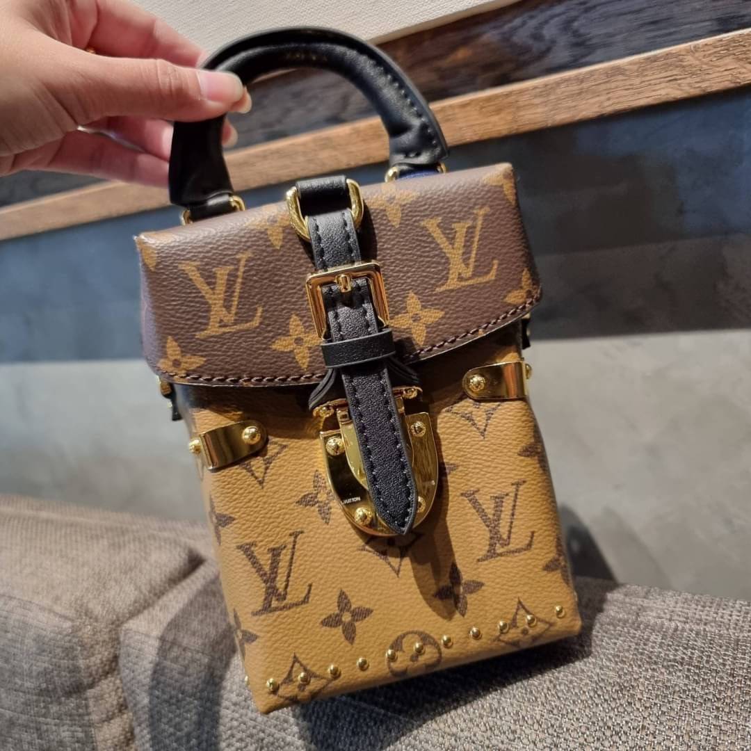 LV CROSSBODY BOX BAG / LV Reverse Monogram Camera Box Bag กระเป๋าถือ/สะพายวีไอพีพรีเมี่ยม สวยหรูทุกมุม ตกแต่งเพิ่มดีเทลด้วยหมุด วัสดุหนังแคนวาสคุณภาพ เปิดปิดด้วยตัวบีบล็อค แน่นหนา มีหูจับในตัว และสายสะพายข้างมาให้ ภายในเป็นช่องโล่ง ใส่มือถือได้ทุกรุ่น มาพ