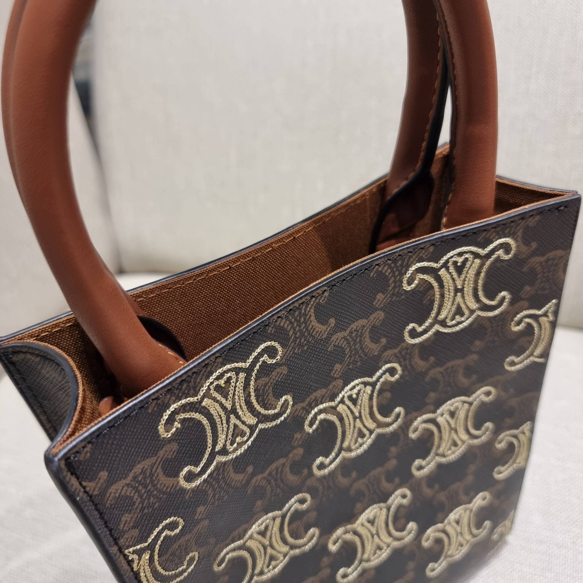 VIP 🥂 CELINE MINI VERTICAL CABAS IN TRIOMPHE CANVAS WITH TRIOMPHE HEART EMBROIDERY ใหม่พร้อมเสิร์ฟ กับกระเป๋าสะพายทรงโท้ท ไซส์มินิ ขนาดกำลังสวยพอดี สะดวกพกพา โดดเด่นด้วยโลโก้ลายปัก ดีเทลเดินด้ายรูปหัวใจ เพิ่มดีเทลความแพงไปอีก วัสดุหนังแคนวาส มีหูจ