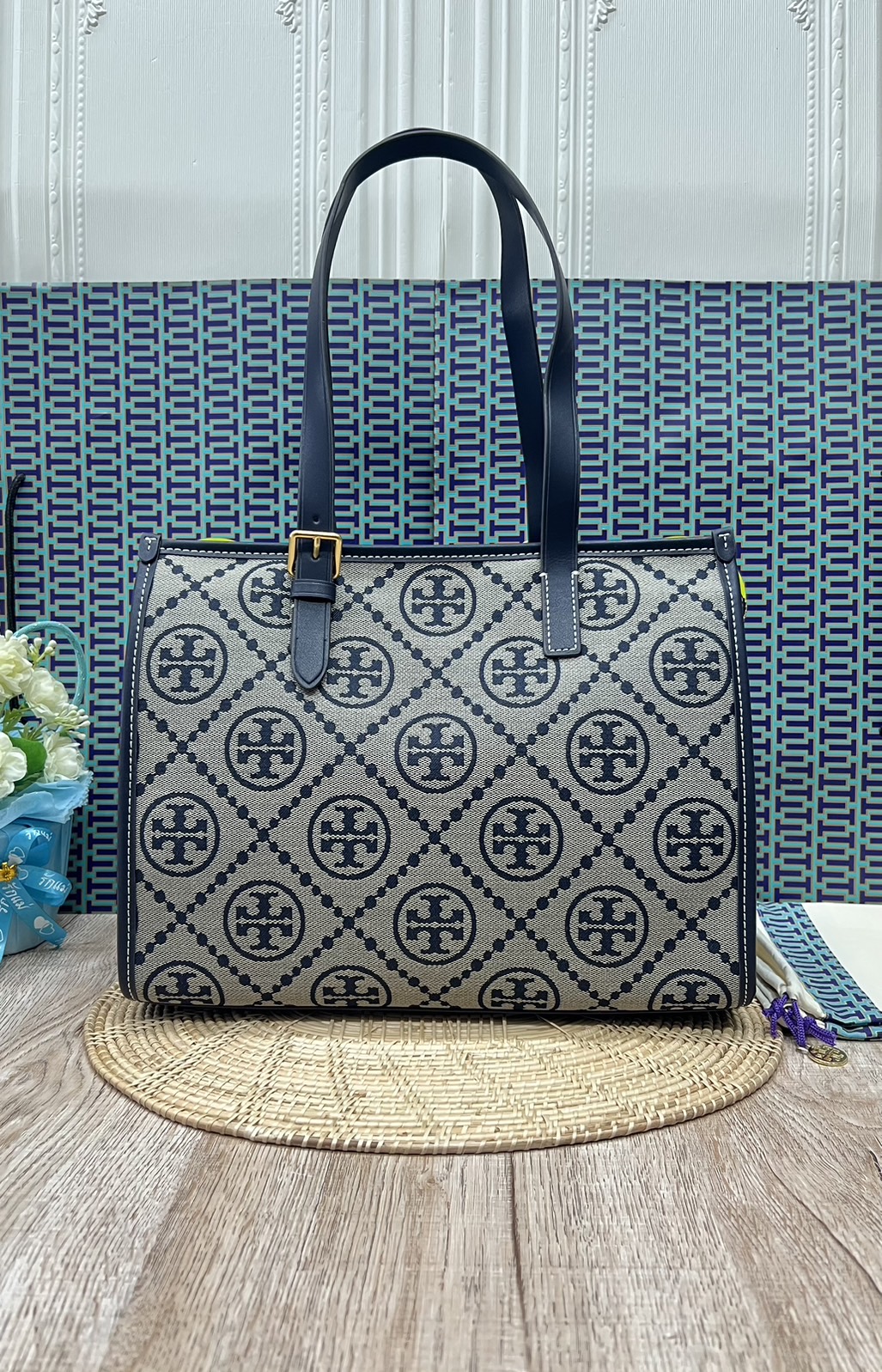 Tory Burch Small T Monogram Tote / TORY BURCH Shopper Tote Bag 32cm ใบใหญ่ กระเป๋าทรงโท้ท รุ่นใหม่ Square Tote ตกแต่งขอบด้วยหนังหรู มาพร้อมช่องเก็บของที่จุของได้มากมาย และสายจับกระเป๋าที่สามารถสะพายขึ้นไหล่ เหมาะสำหรับการใช้งานหลากหลายรูปแบบ รังสรรค์ลงบนก