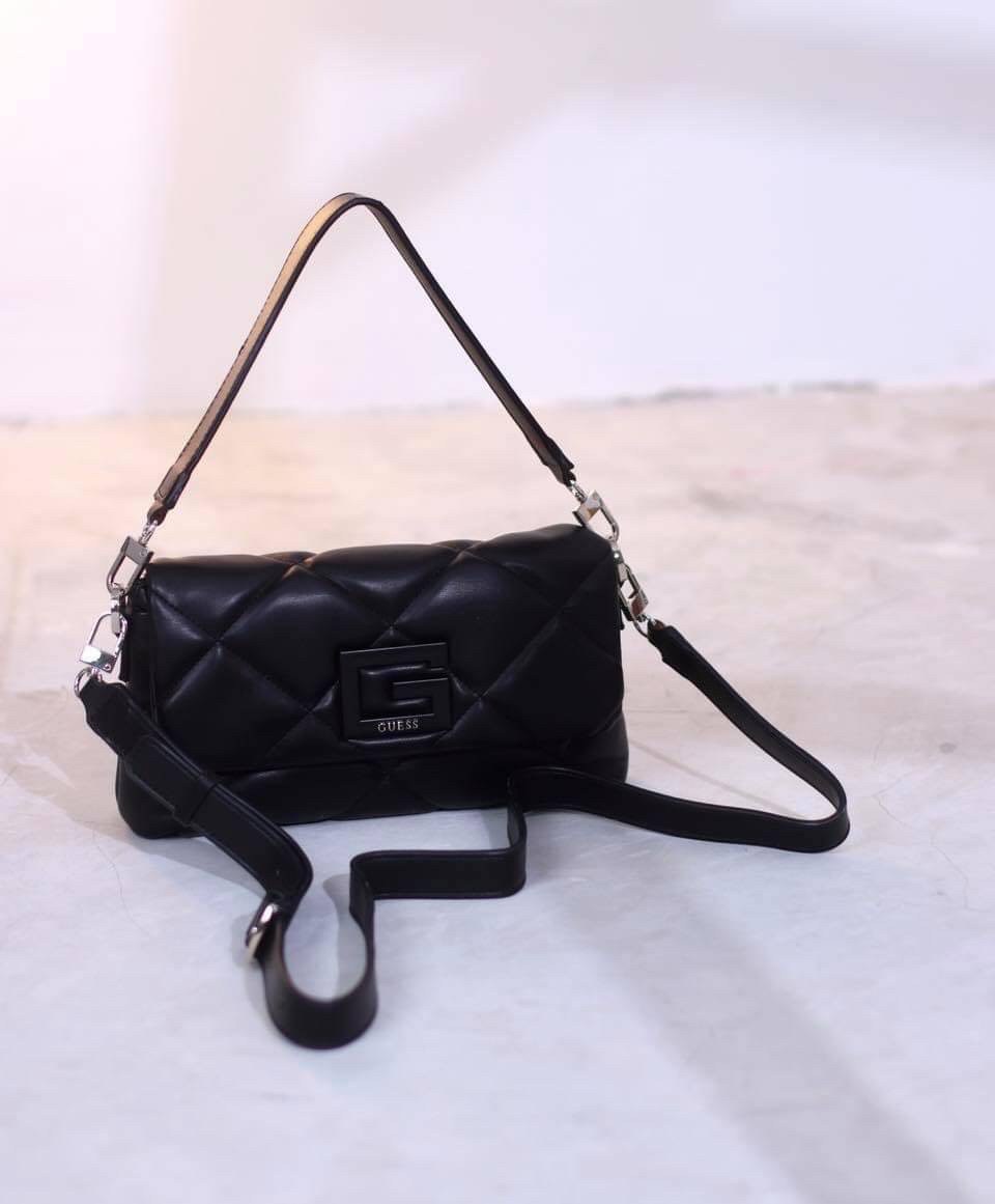 New Collection!! Guess woman’s Bag กระเป๋าสะพายรุ่นใหม่ล่าสุด รุ่นยอดนิยมสวยอยู่ทรง วัสดุหนังนิ่ม น้ำหนักเบา ด้านหน้าประดับด้วยโลโก้แบรนด์สวยโดดเด่น